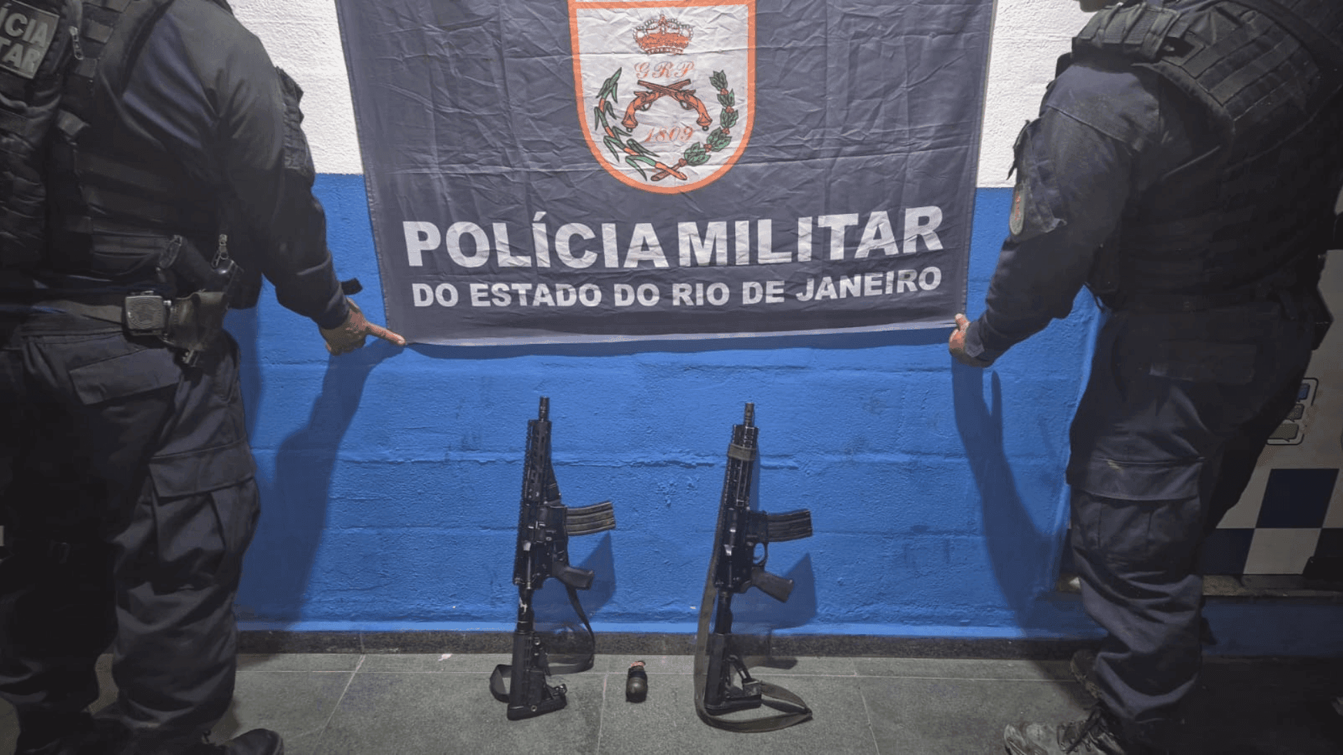 Uma granada e quatro fuzis foram apreendidos em operação