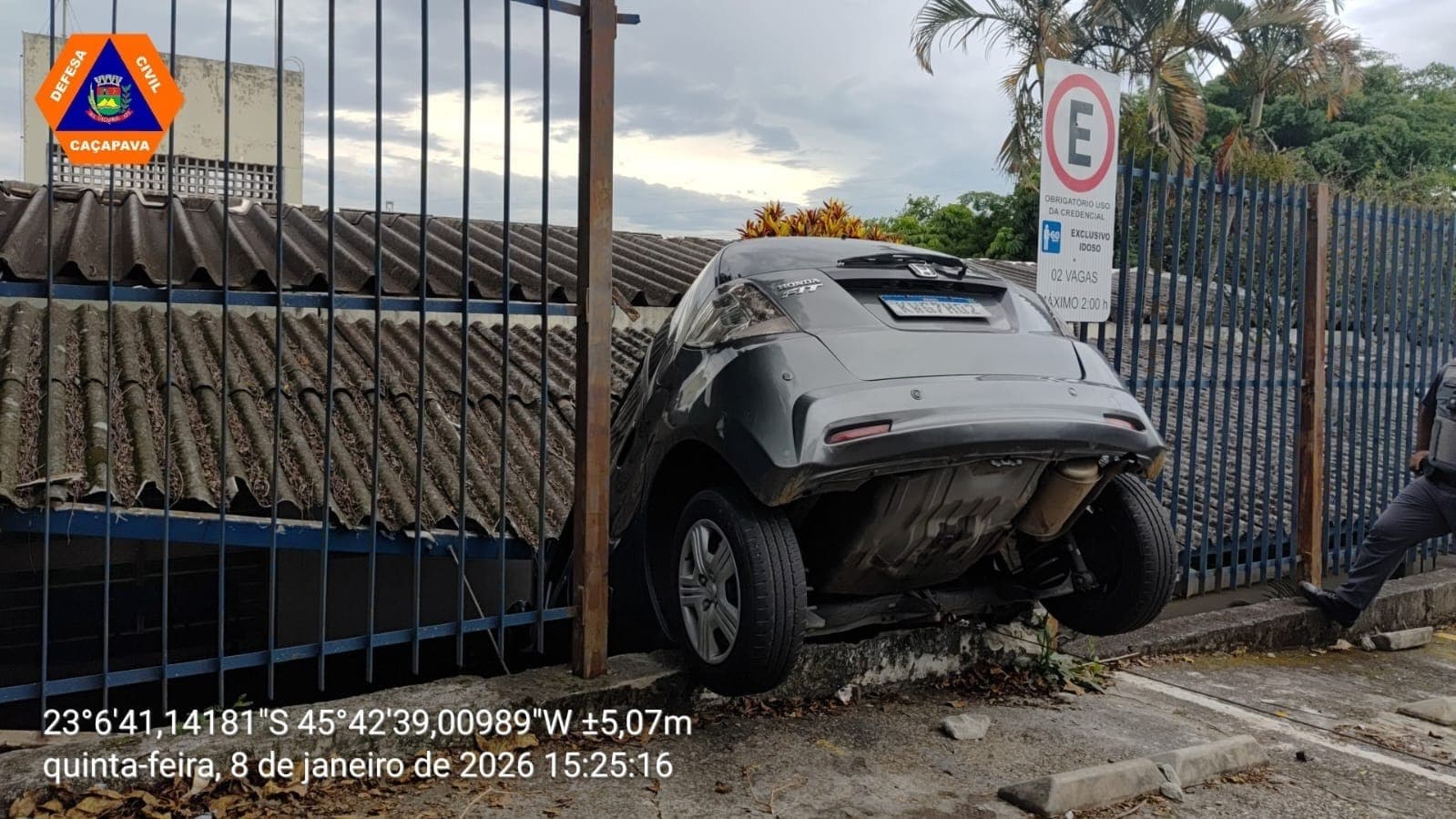 Carro cai sobre o telhado do Postão de Saúde de Caçapava