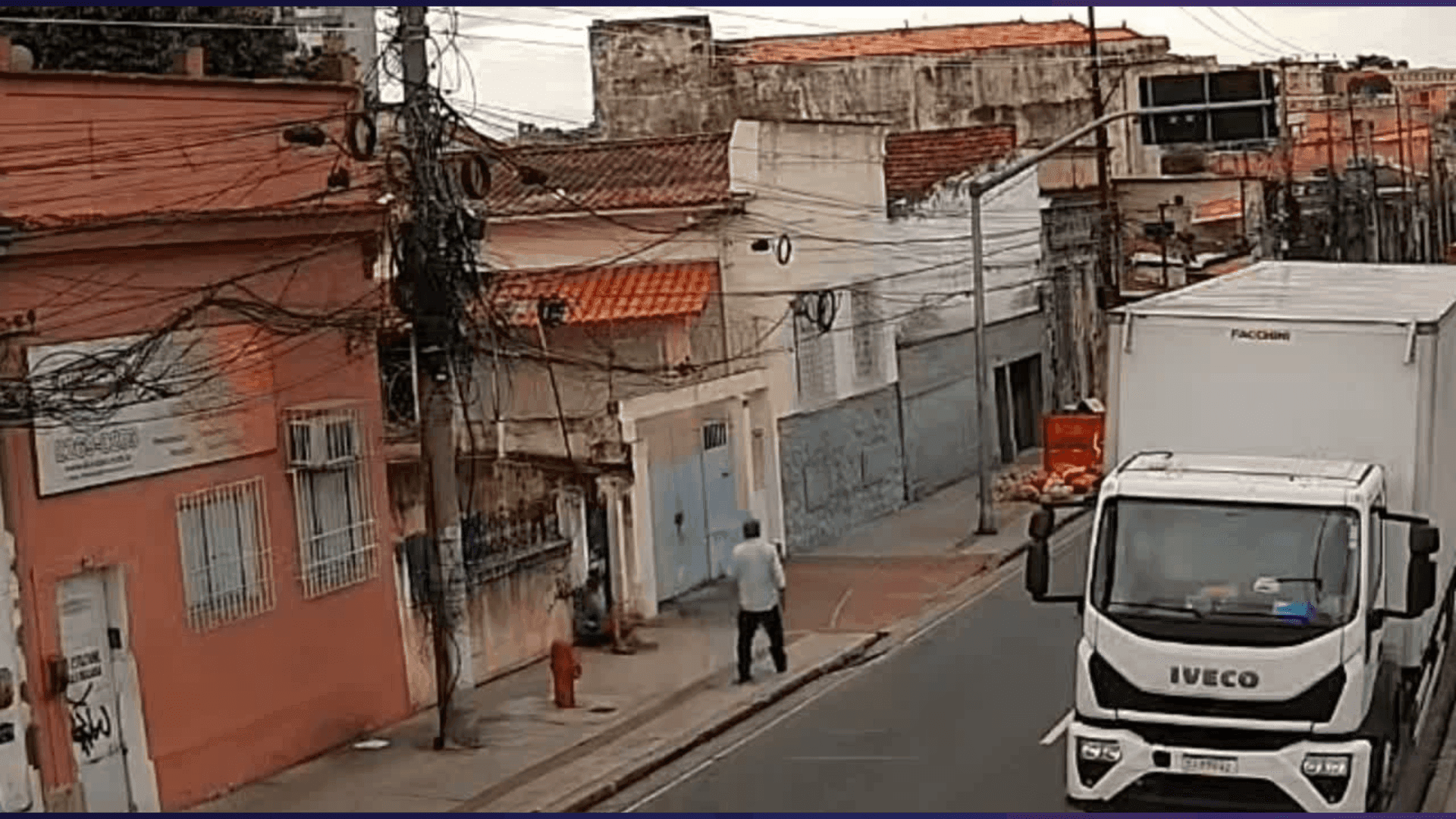 Agente de segurança aposentado que disparou contra o homem que assassinou uma mulher a facadas