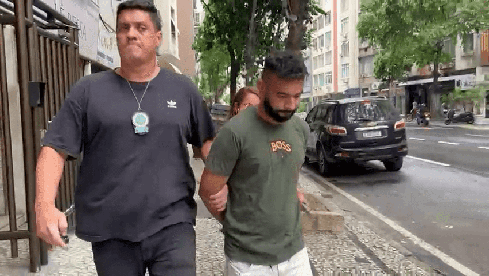 O suspeito é acusado de ter efetuado cinco disparos de arma de fogo contra um homem dentro da boate