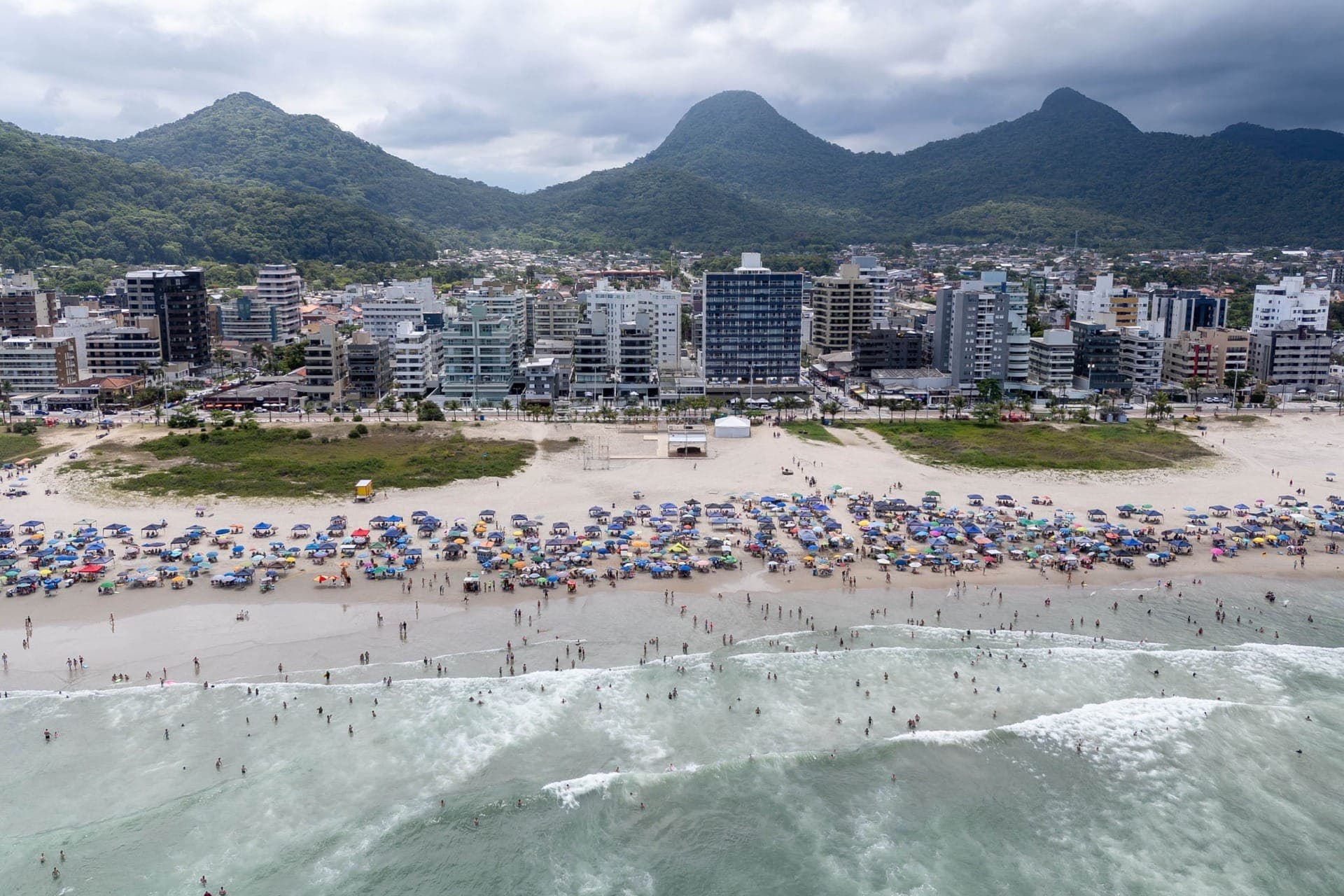 Temperaturas voltam a passar dos 30°C no Litoral do Paraná neste fim de semana, com previsão de pancadas de chuva e temporais rápidos, segundo o Simepar.