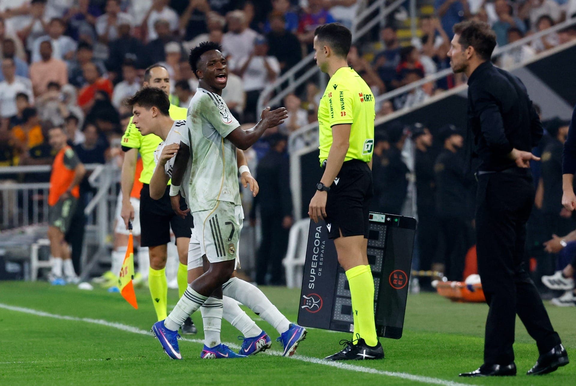 Vini Jr responde Diego Simeone em Real Madrid x Atlético pela Supercopa