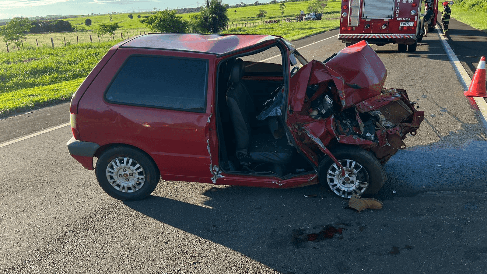 A batida entre dois carros deixou duas pessoas feridas