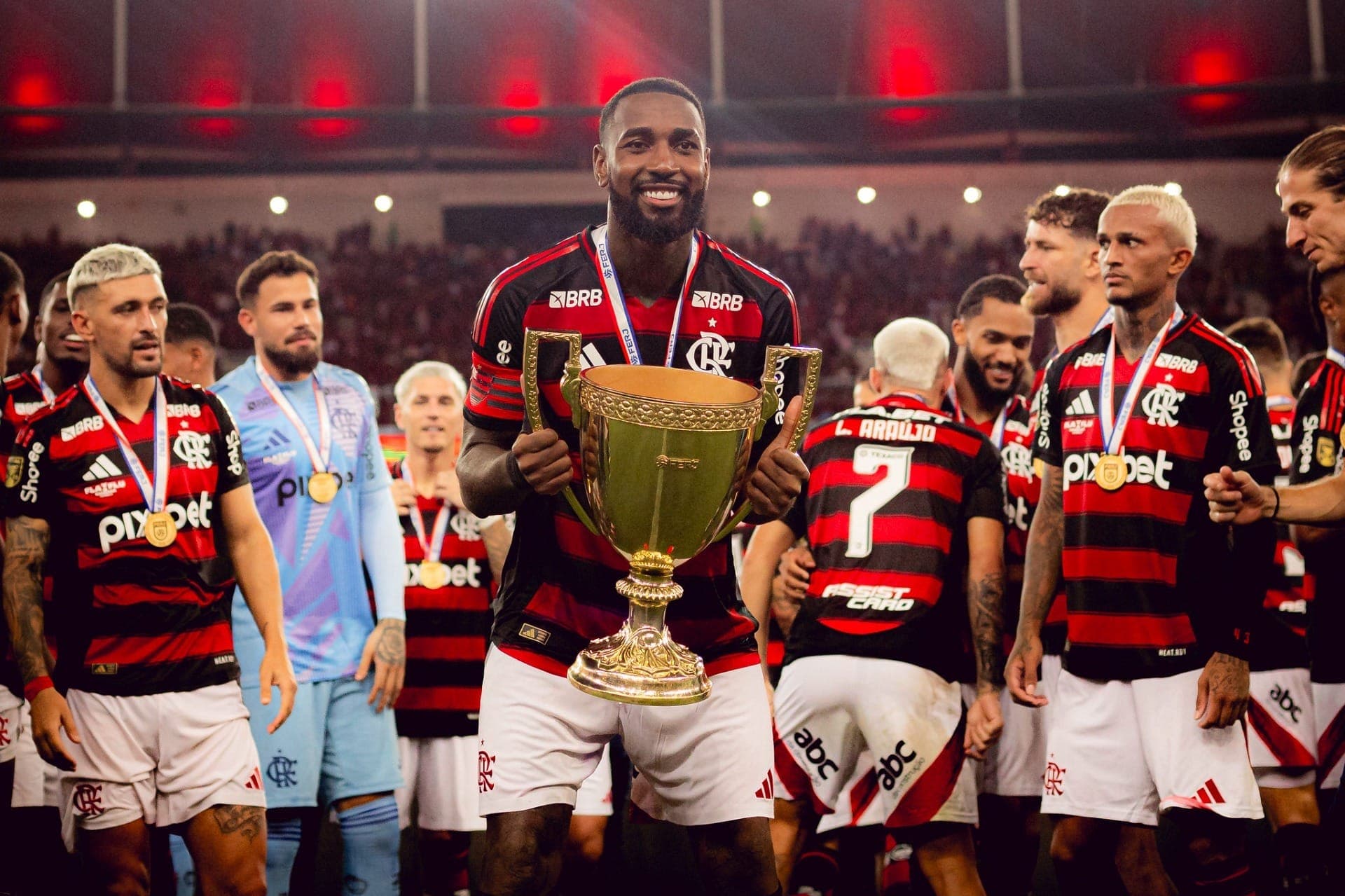 Gerson com a taça de campeão do Campeonato Carioca
