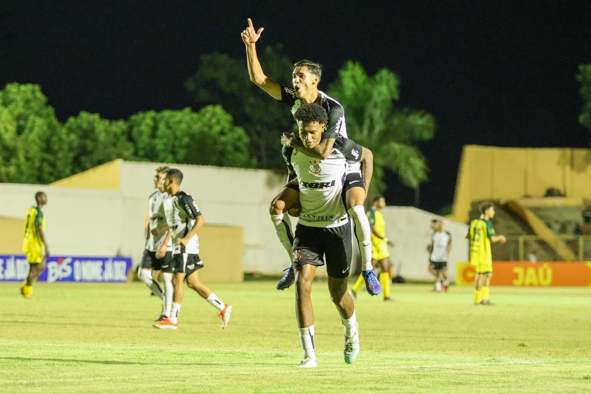 Jogadores do Corinthians comemoram gol na partida contra o XV de Jaú, pela Copinha