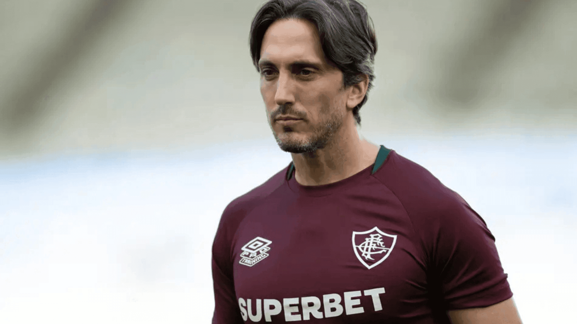 O técnico do Fluminense, Luis Zubeldía, vai passar por um procedimento cardiovascular neste sábado (10)