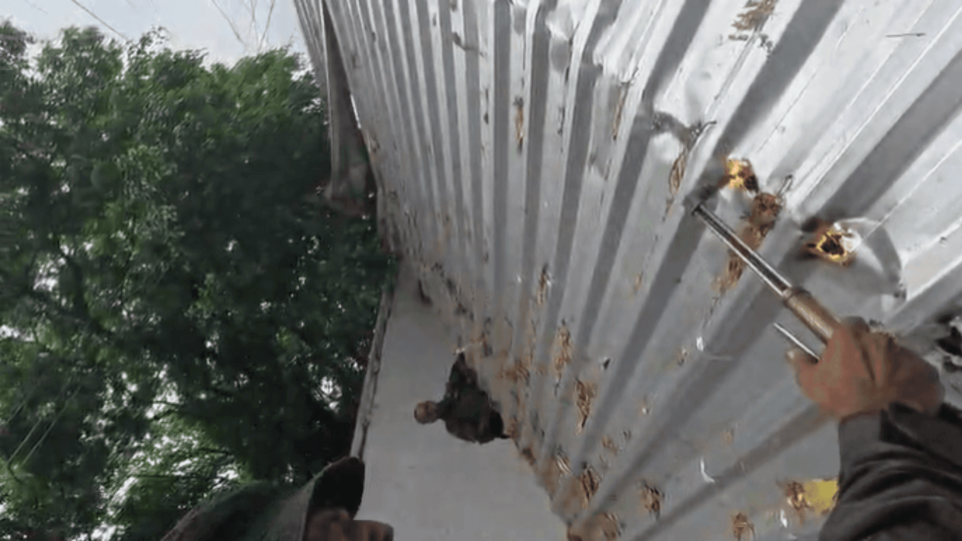 Um telhado antidrone feito de alumínio foi derrubado durante operação