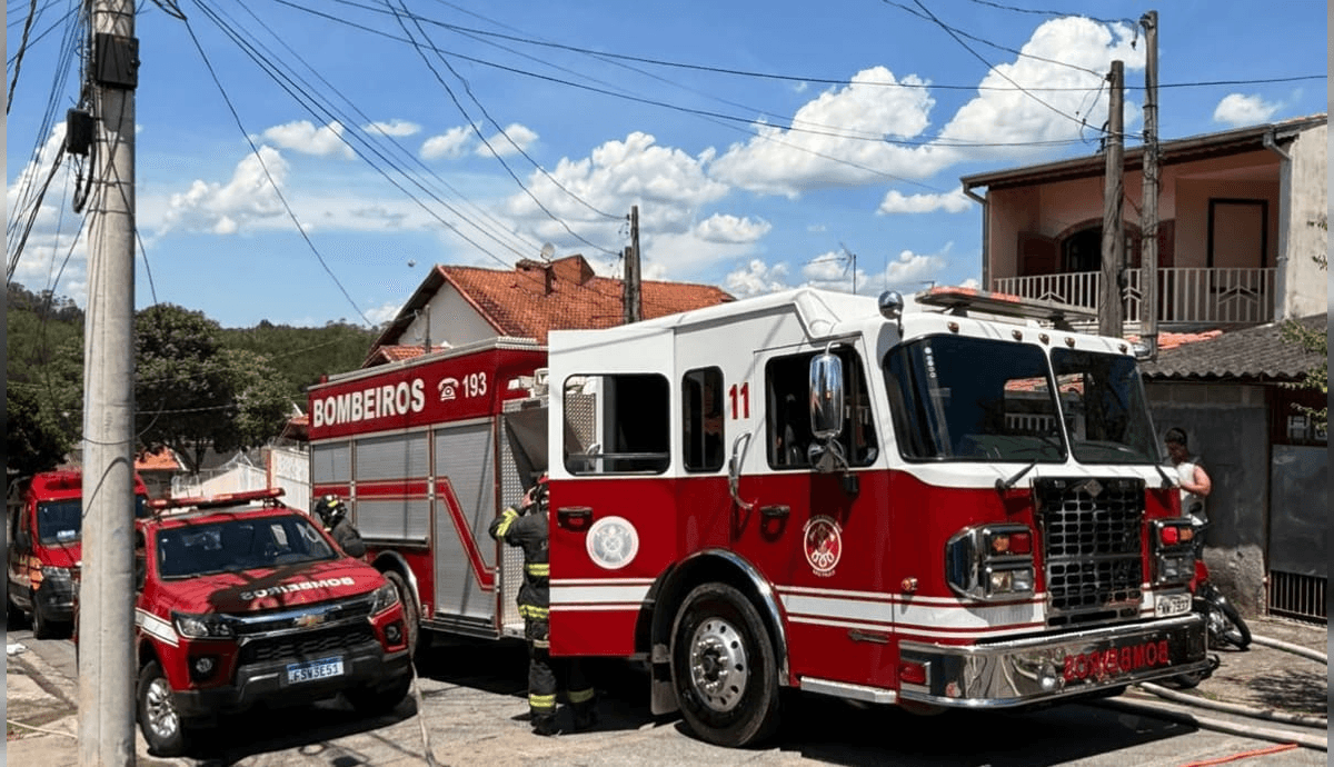 Incêndio atinge residência no Parque Interlagos, em São José dos Campos