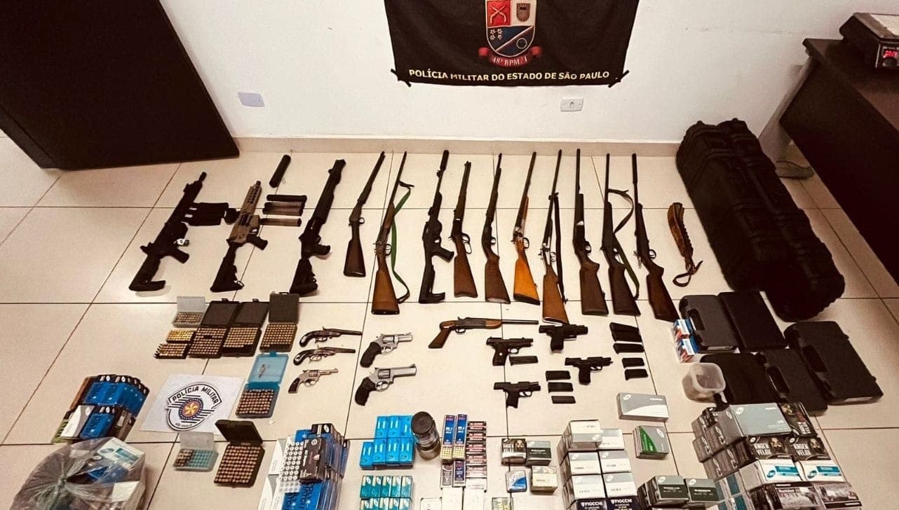 Carabinas, espingardas, pistolas e revólveres sem documentação. apreendidos