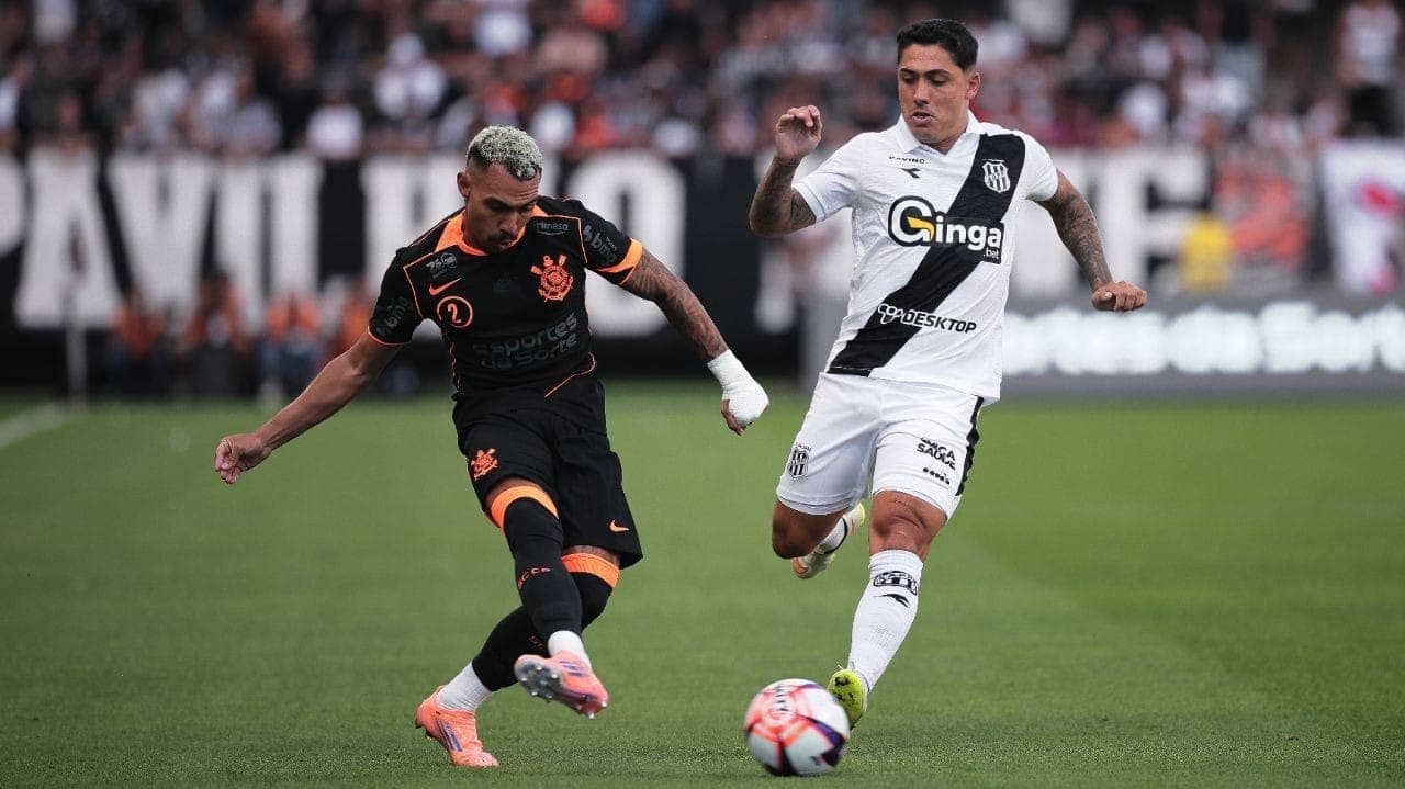 Matheuzinho e Bruno Lopes durante Corinthians x Ponte