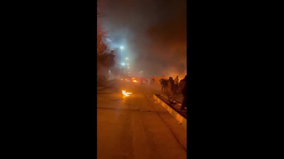 Protestos continuam no Irã e regime dos Aiatolás ameaça reação