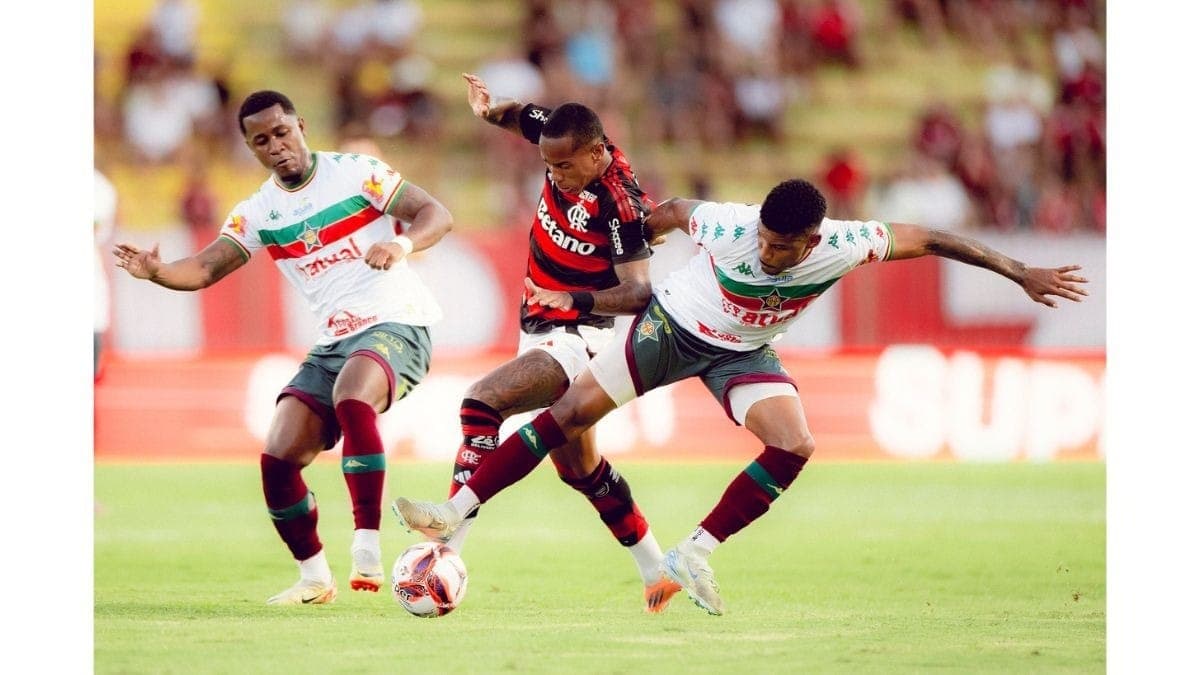 Wallace Yan disputando a bola em Flamengo x Portuguesa-RJ no Campeonato Carioca 2026