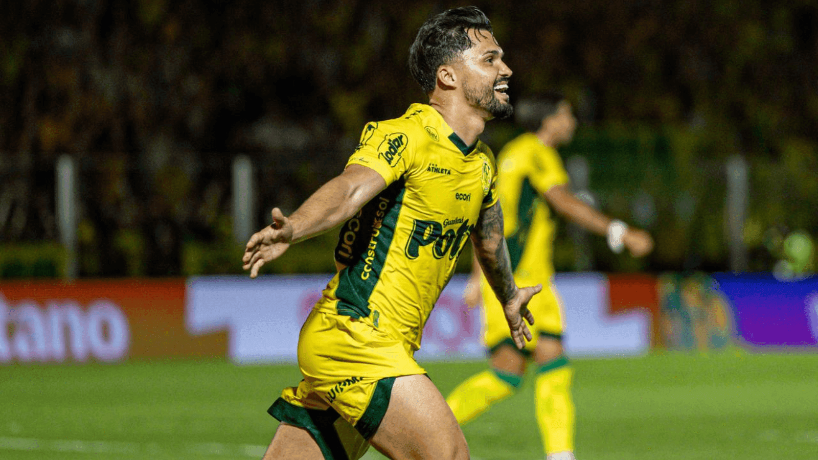 Alesson comemora o segundo gol da partida no Maião
