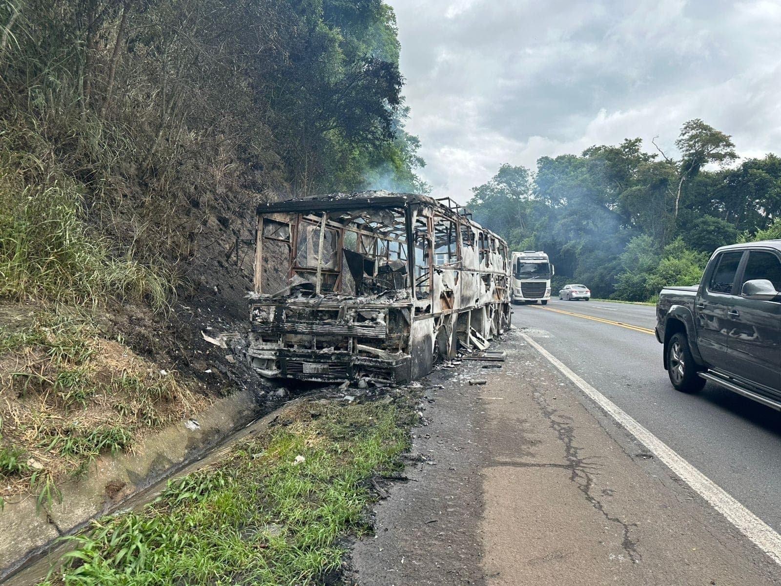 Incêndio atinge motorhome na BR-376 em Ortigueira