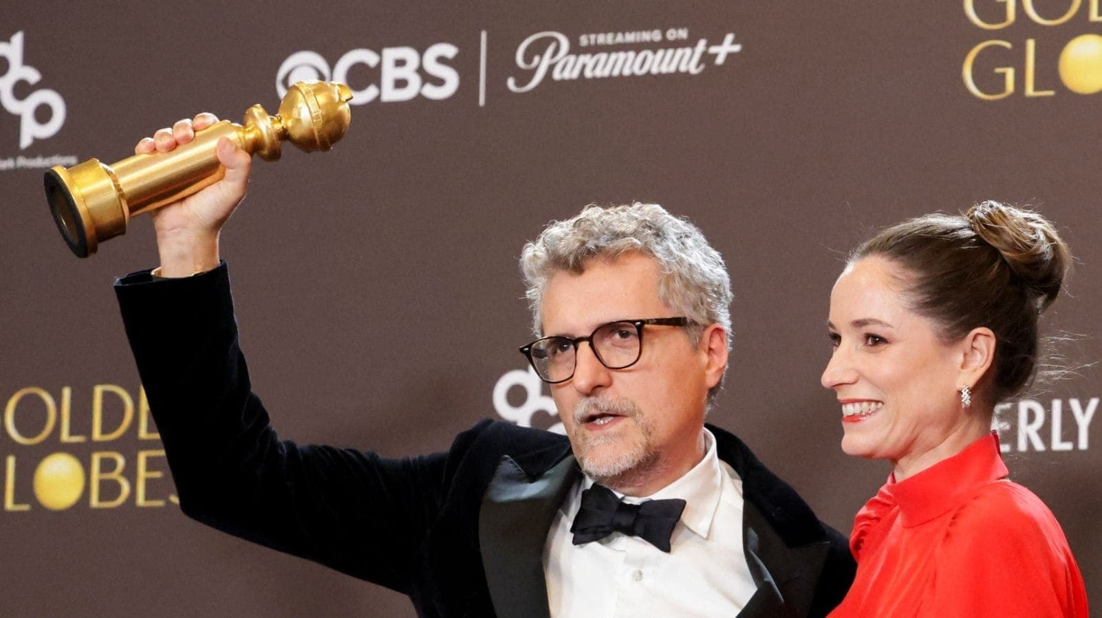 Kleber Mendonca com o Globo de Ouro por "O Agente Secreto"