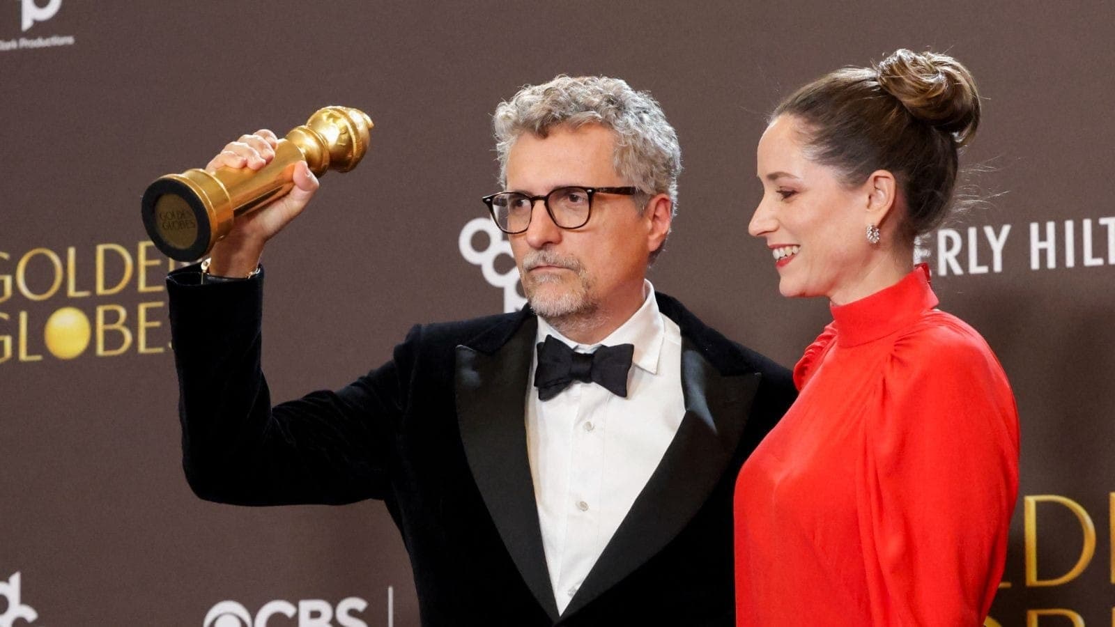 Kleber Mendonca com o Globo de Ouro por "O Agente Secreto"
