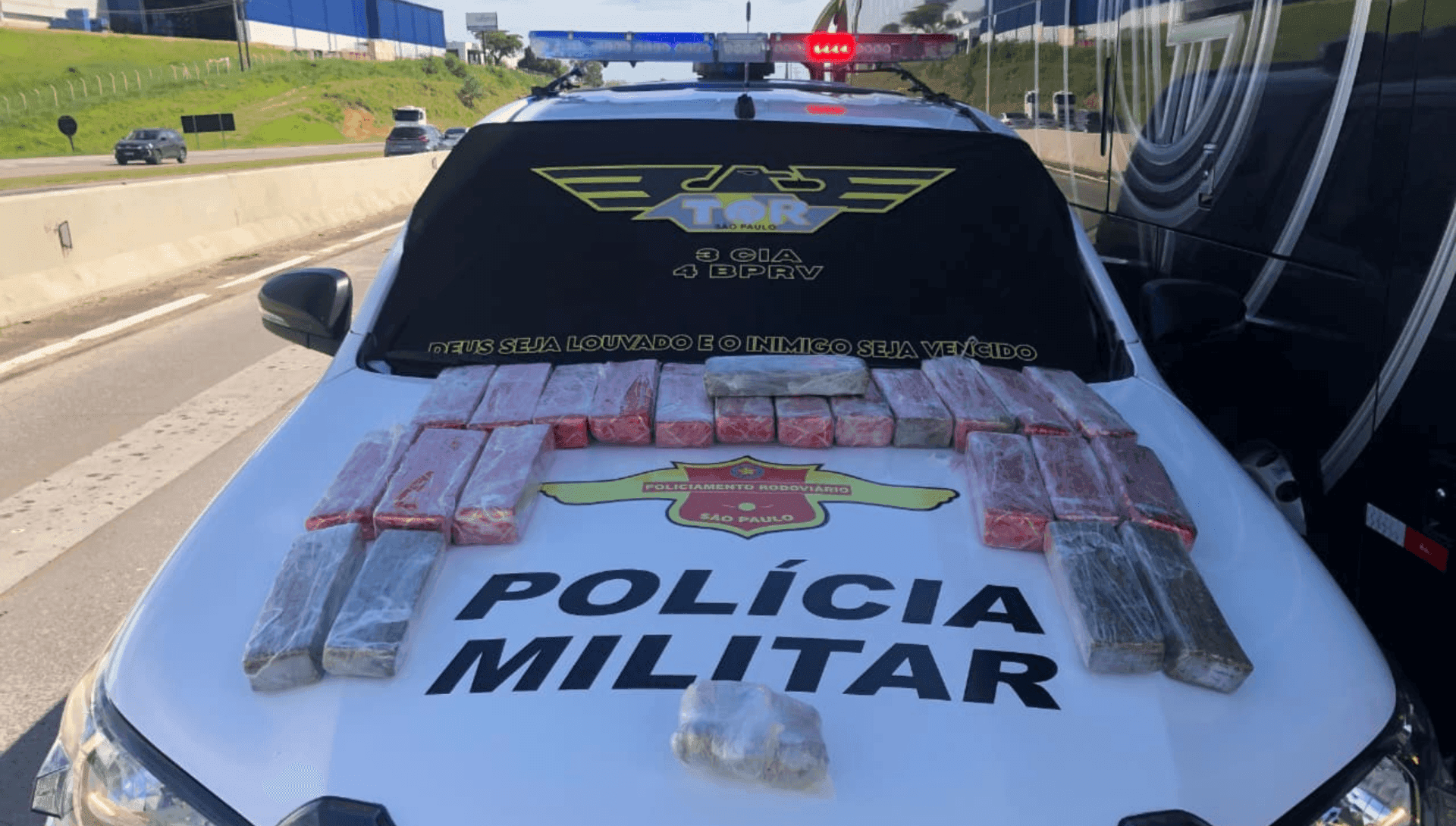 No total, a apreensão somou 23 kg e 700 gramas de maconha