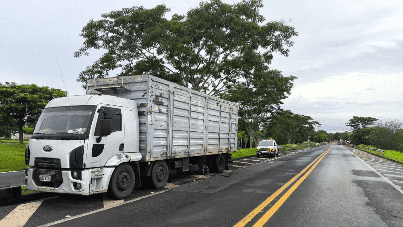 O acidente envolveu dois caminhões e um carro de passeio