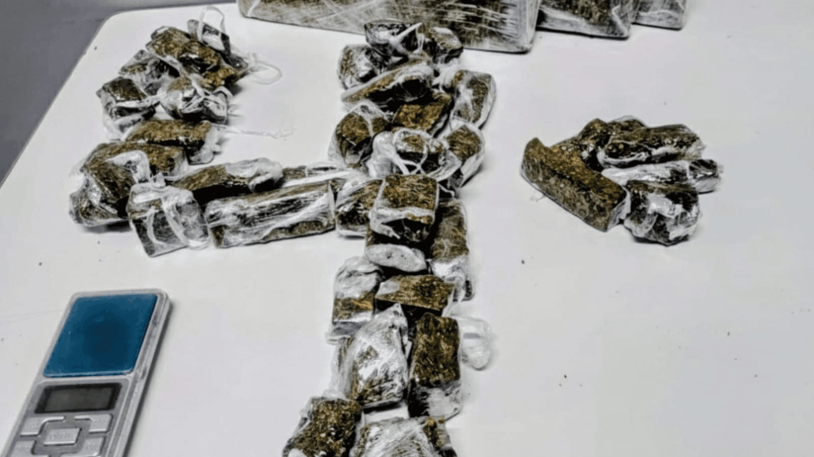 O suspeito estava de posse de várias porções de maconha