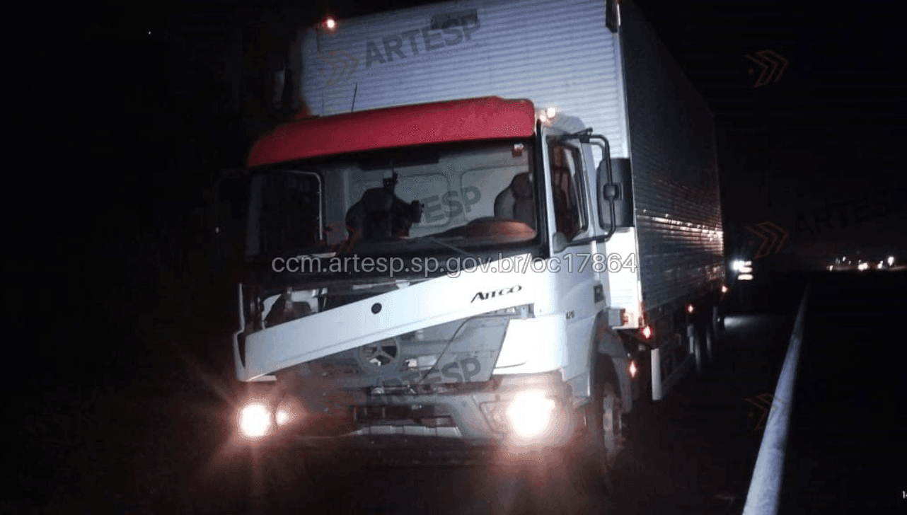 Caminhão não consegue frear a tempo e mata um homem