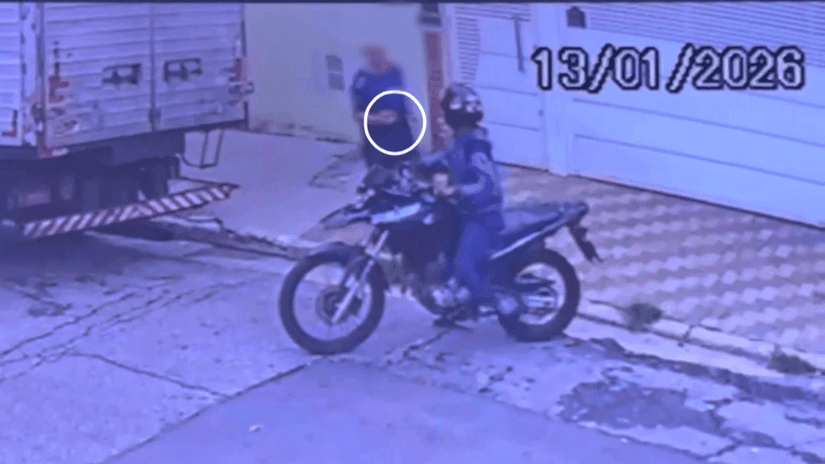 Idoso reage a assalto com arma de choque e imobiliza ladrão em SP