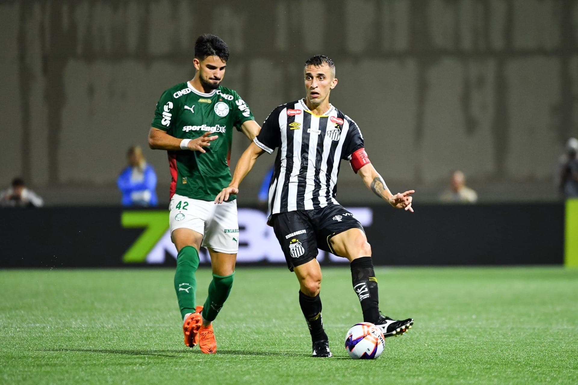 López, do Palmeiras, e João Schmidt, do Santos, durante clássico pelo Paulistão