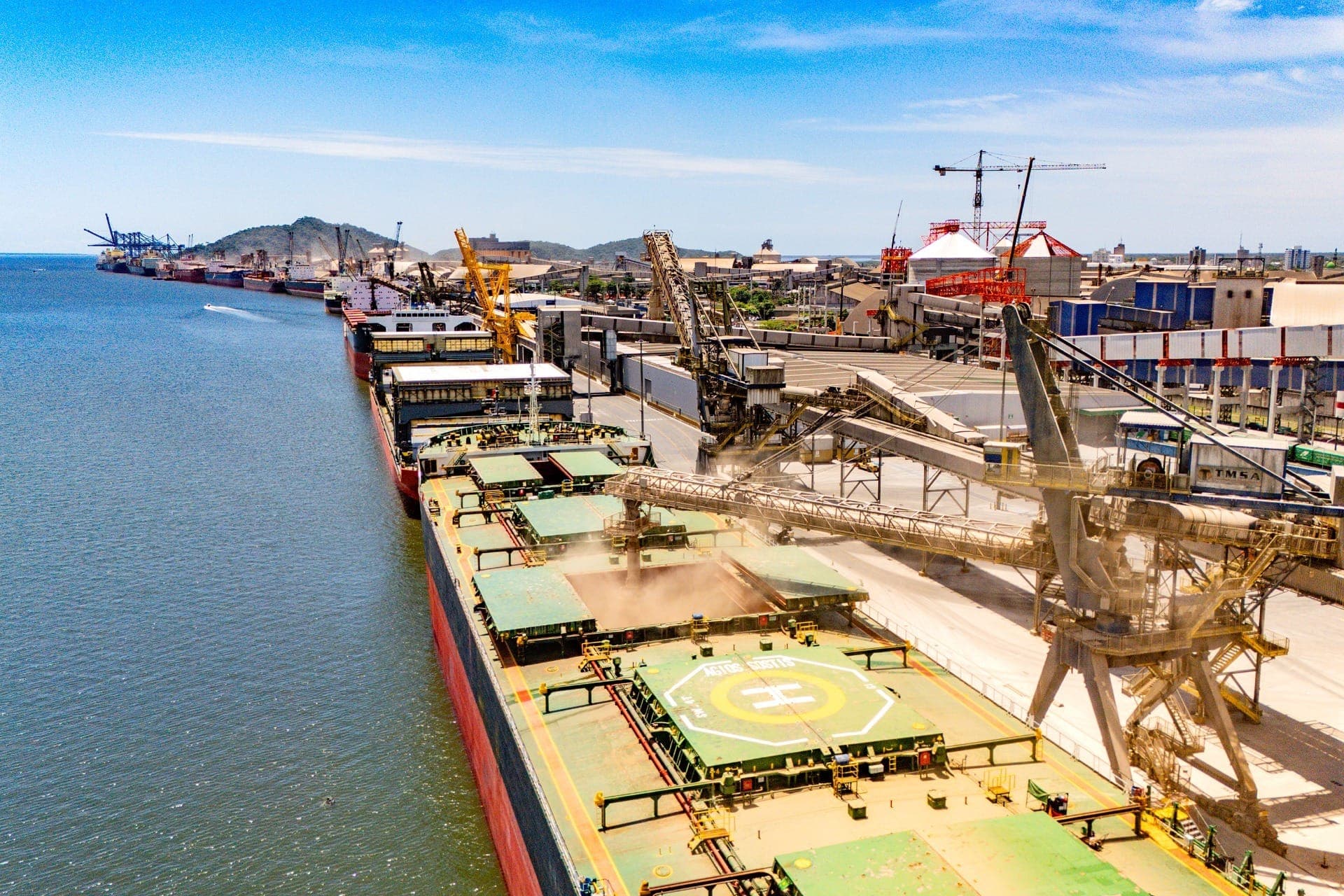 Movimentação nos portos paranaenses cresce 10,1% em 2025 e atinge recorde histórico de 73,5 milhões de toneladas.