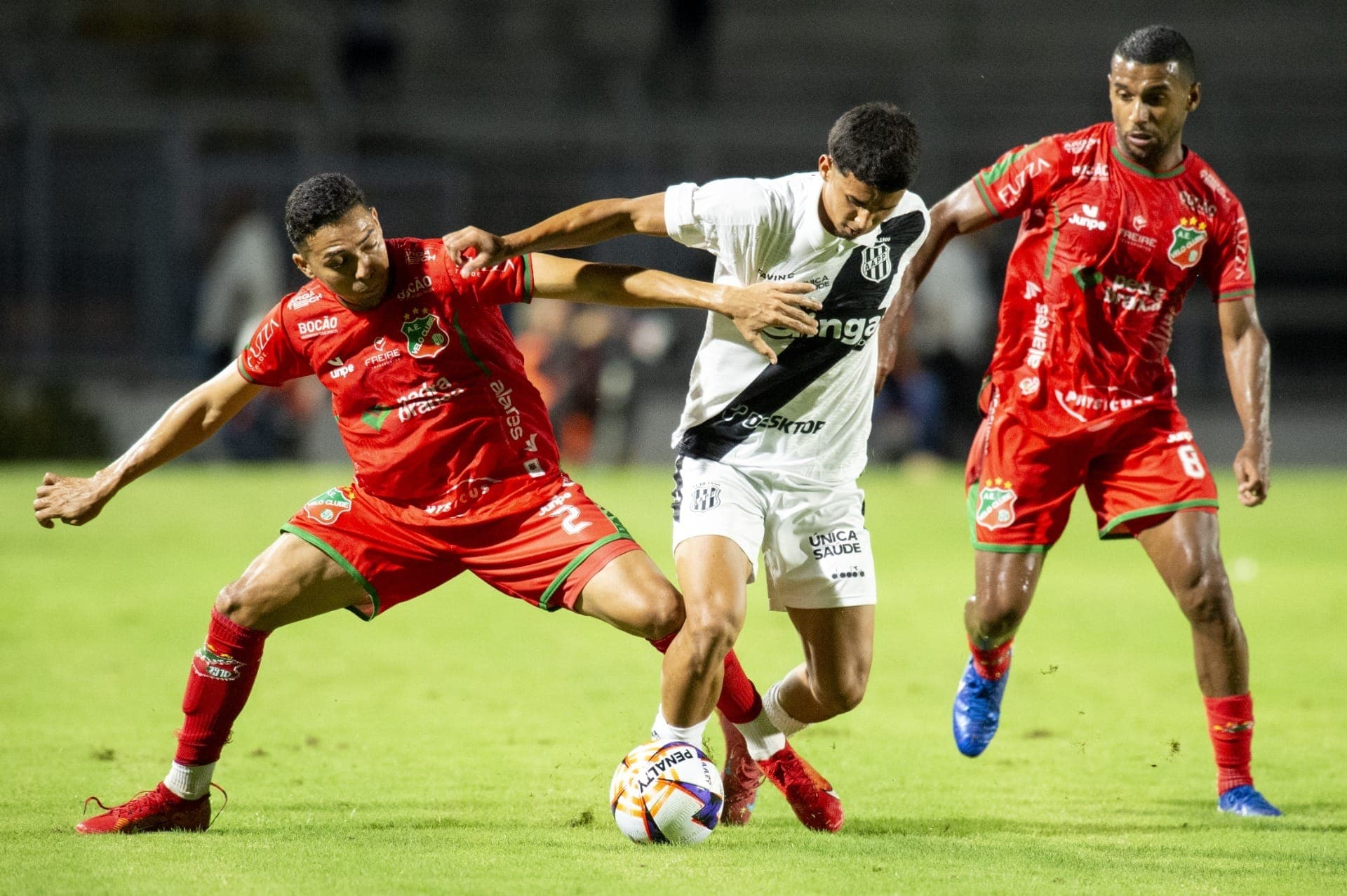 Nikolas, da Ponte Preta, disputa lance com Ynaiã, do Velo Clube