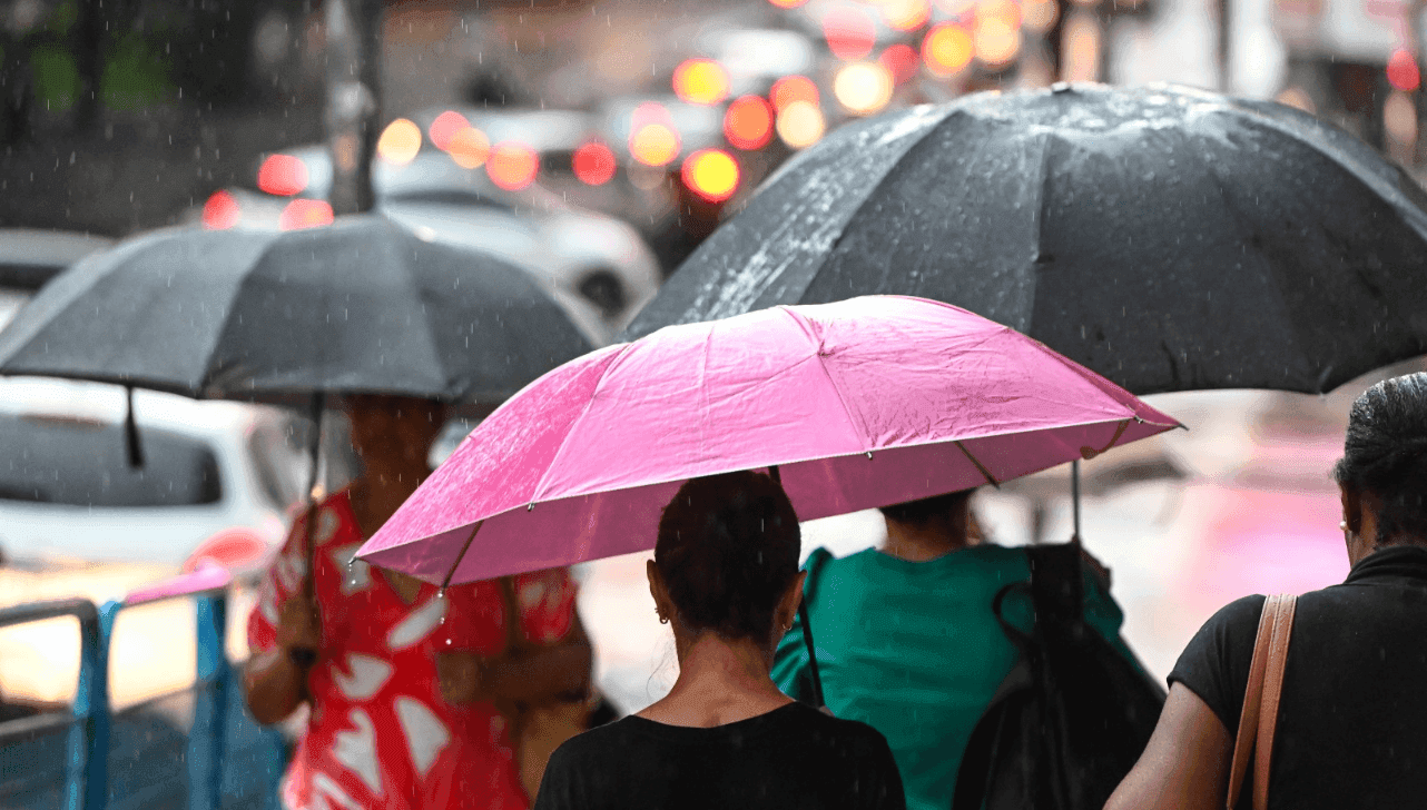 Será importante manter o guarda-chuva por perto e conferir os alertas da Defesa Civil