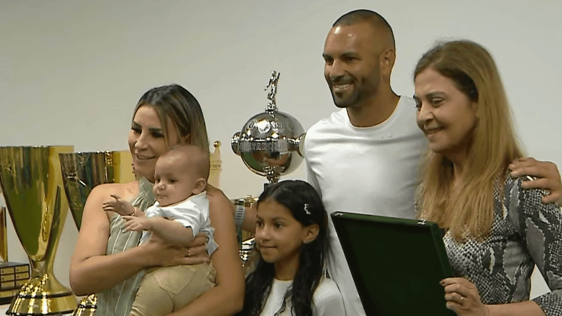 Weverton recebe homenagem Leila Pereira, presidente do Palmeiras