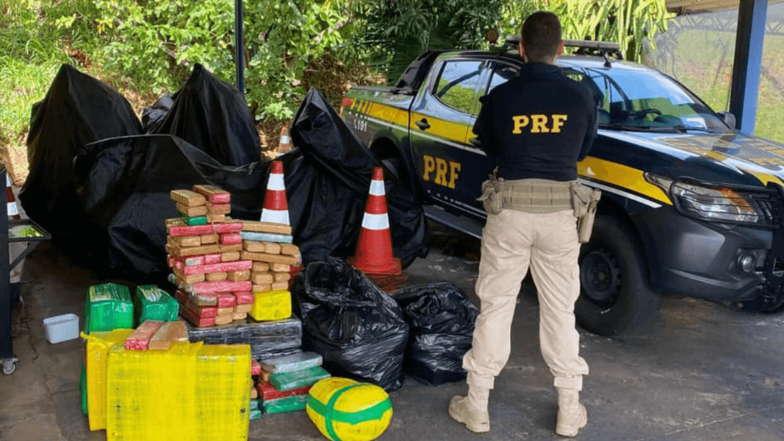 A droga foi carregada na fronteira do Brasil com o Paraguai