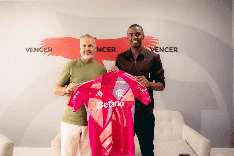 Andrew, novo goleiro do Flamengo, ao lado de José Boto, diretor do Flamengo