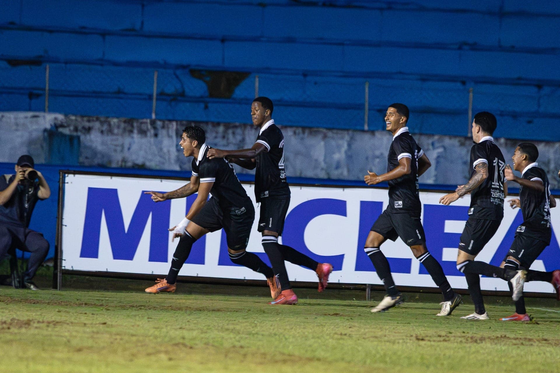 Botafogo comemora contra o Juventude