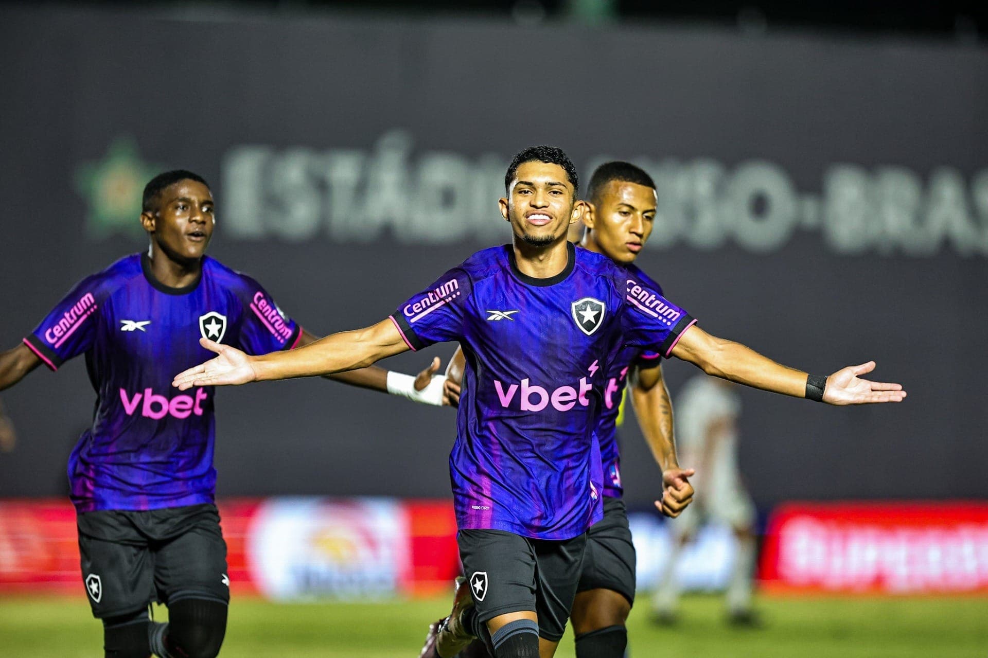 Botafogo usa time de juniores e vence a Portuguesa, pelo Carioca