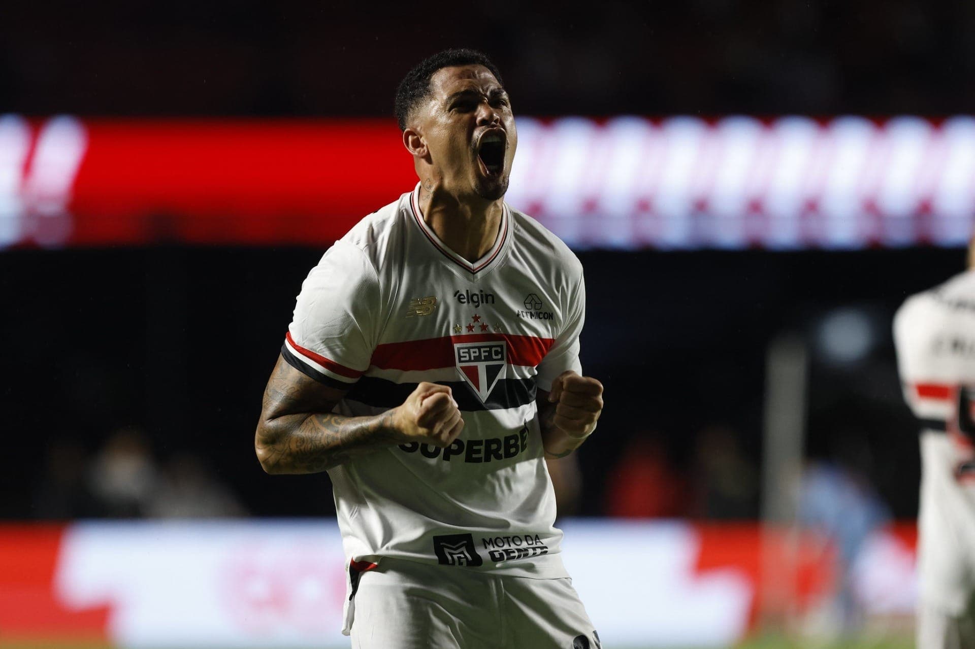 Luciano comemora gol da vitória do São Paulo contra o São Bernardo