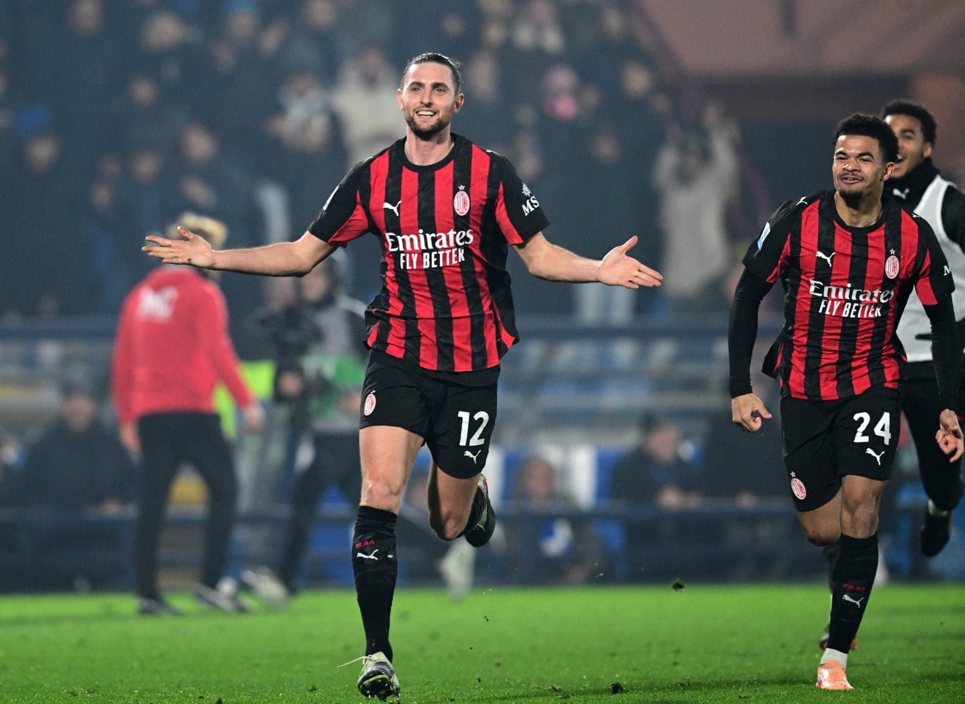 Rabiot, do Milan, comemora o terceiro gol da equipe contra o Como