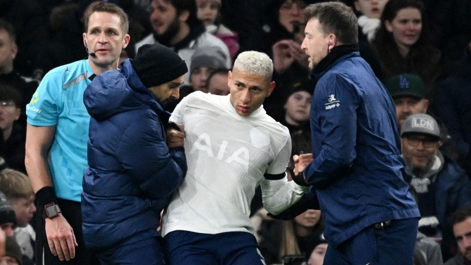 Richarlison sofre lesão contra o Aston Villa pela Copa da Inglaterra