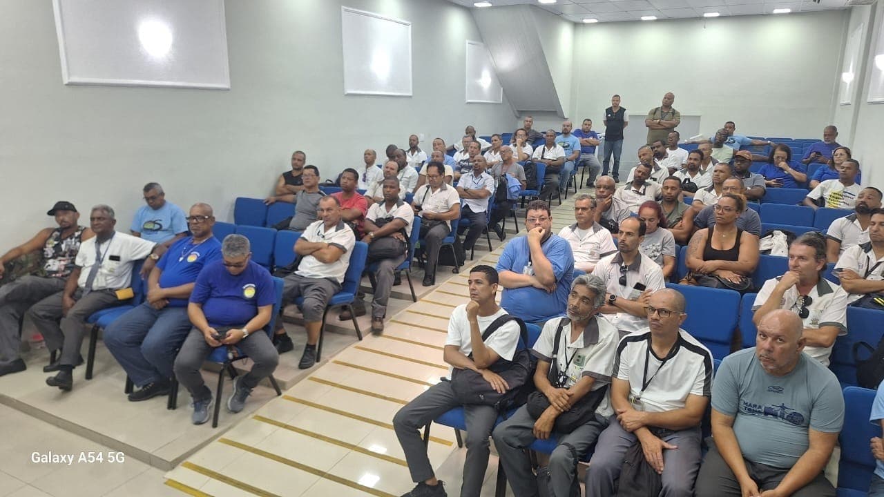 A ação coletiva tem como objetivo cobrar pelos atrasos em salários, falta do pagamento de férias, não recebimento de benefícios e demissões sem pagamento de rescisão