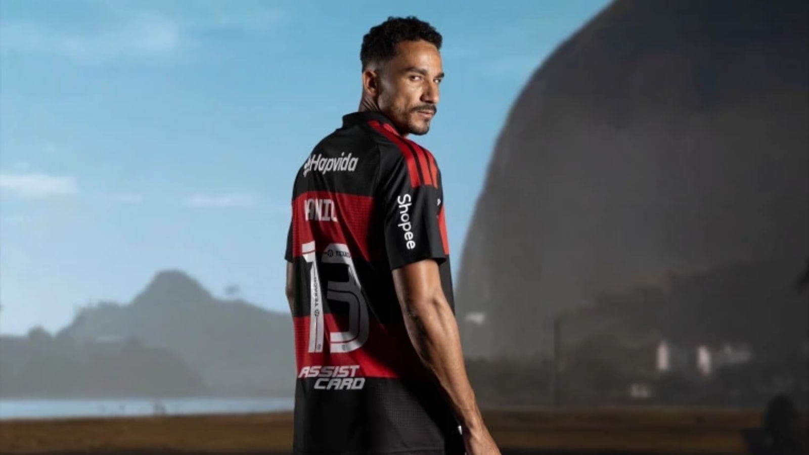 Danilo com a camisa 1 do Flamengo para 2026