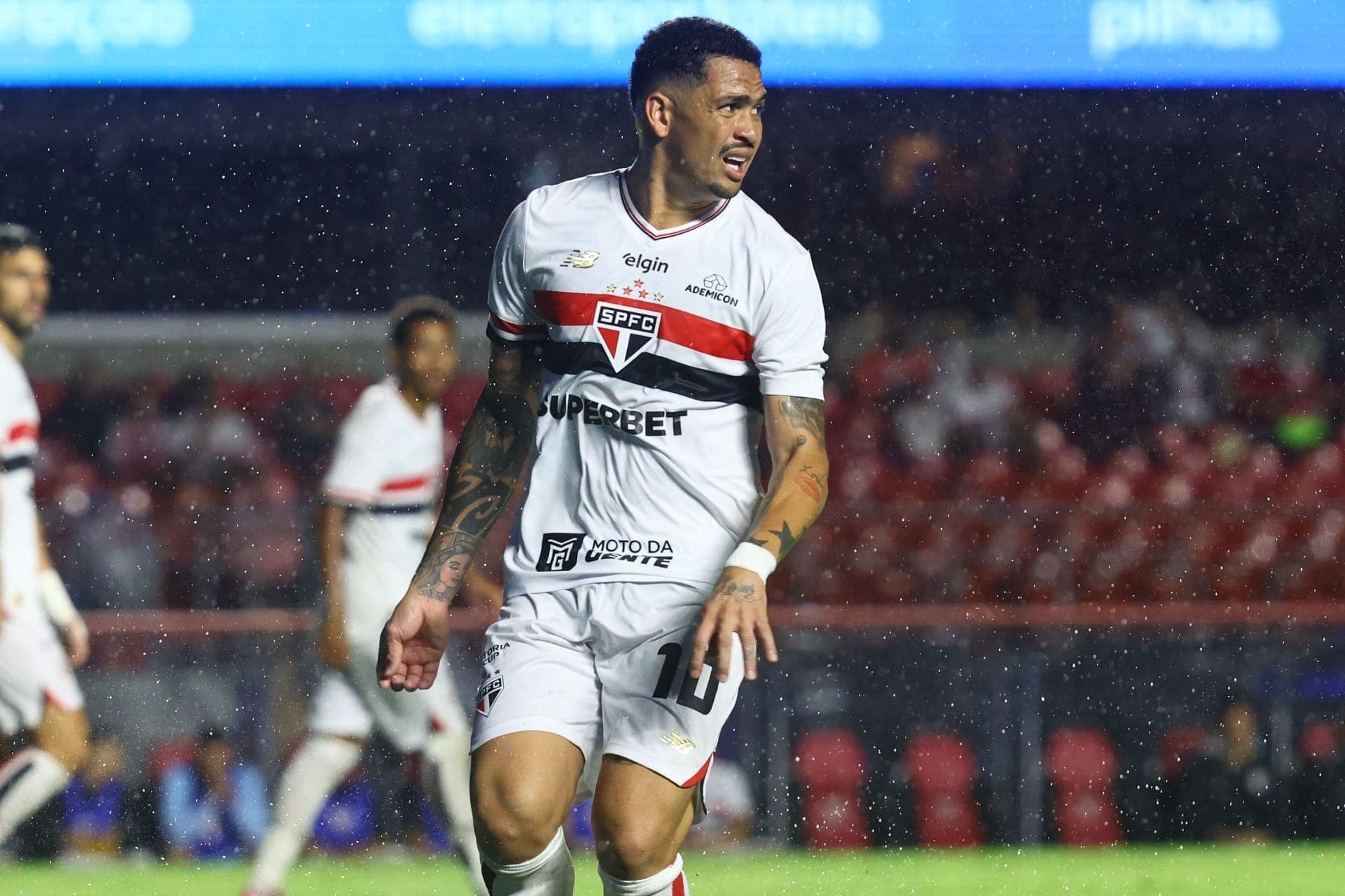 Luciano, do São Paulo, comemora o seu gol durante a partida contra o São Bernardo