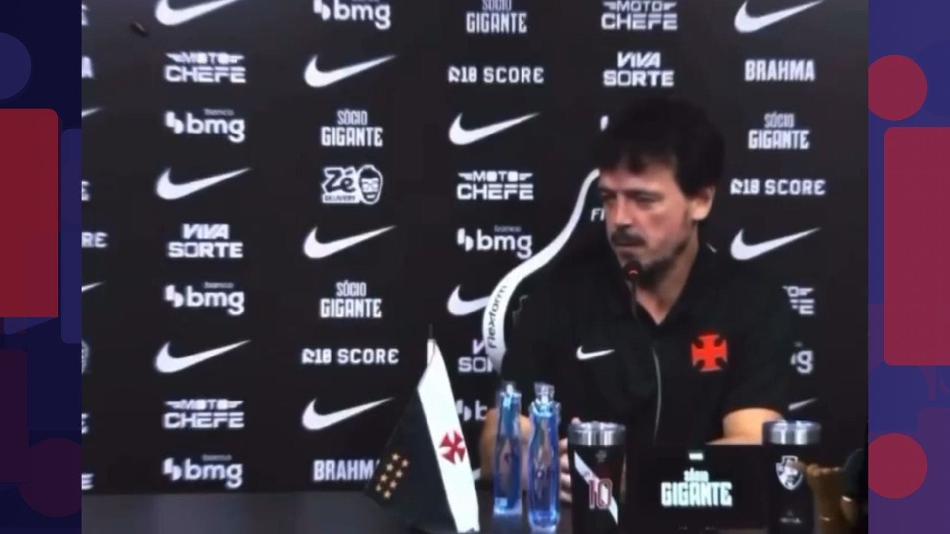 O animal cruza o banner ao longo do discurso, sumindo de vista após cerca de 20 segundos