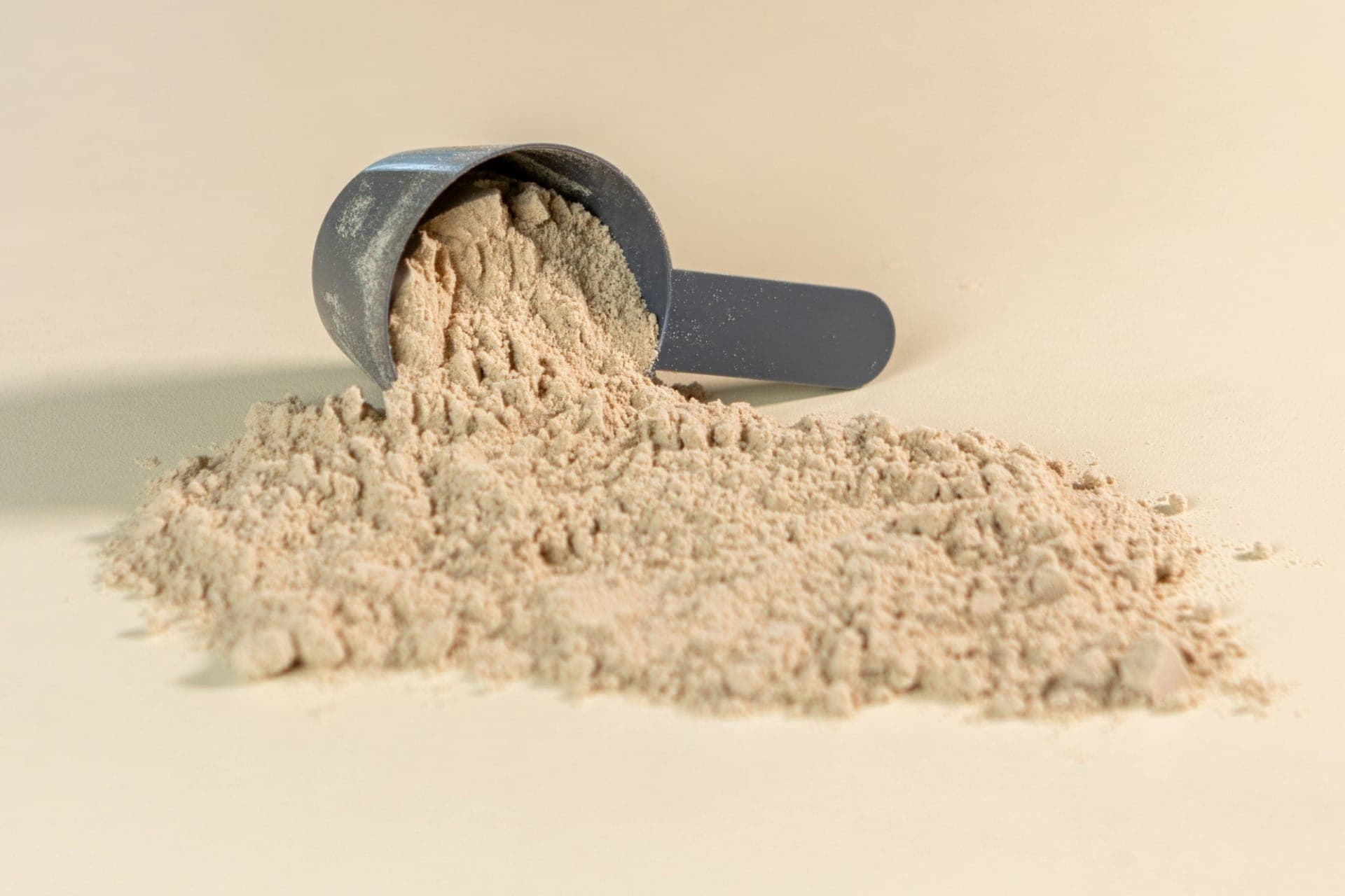 Whey protein é um suplemento alimentar fabricado a partir da proteína do soro do leite
