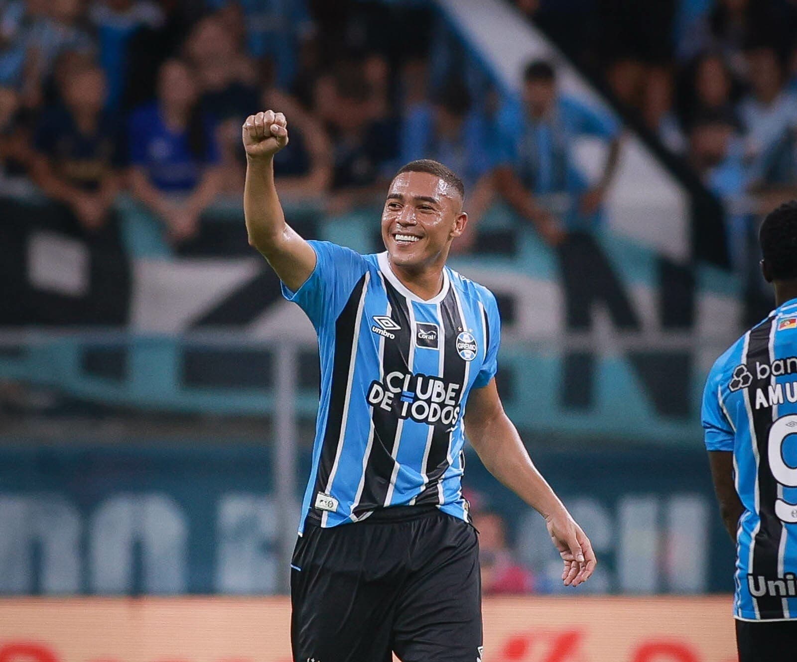 Carlos Vinícius fez um hat-trick