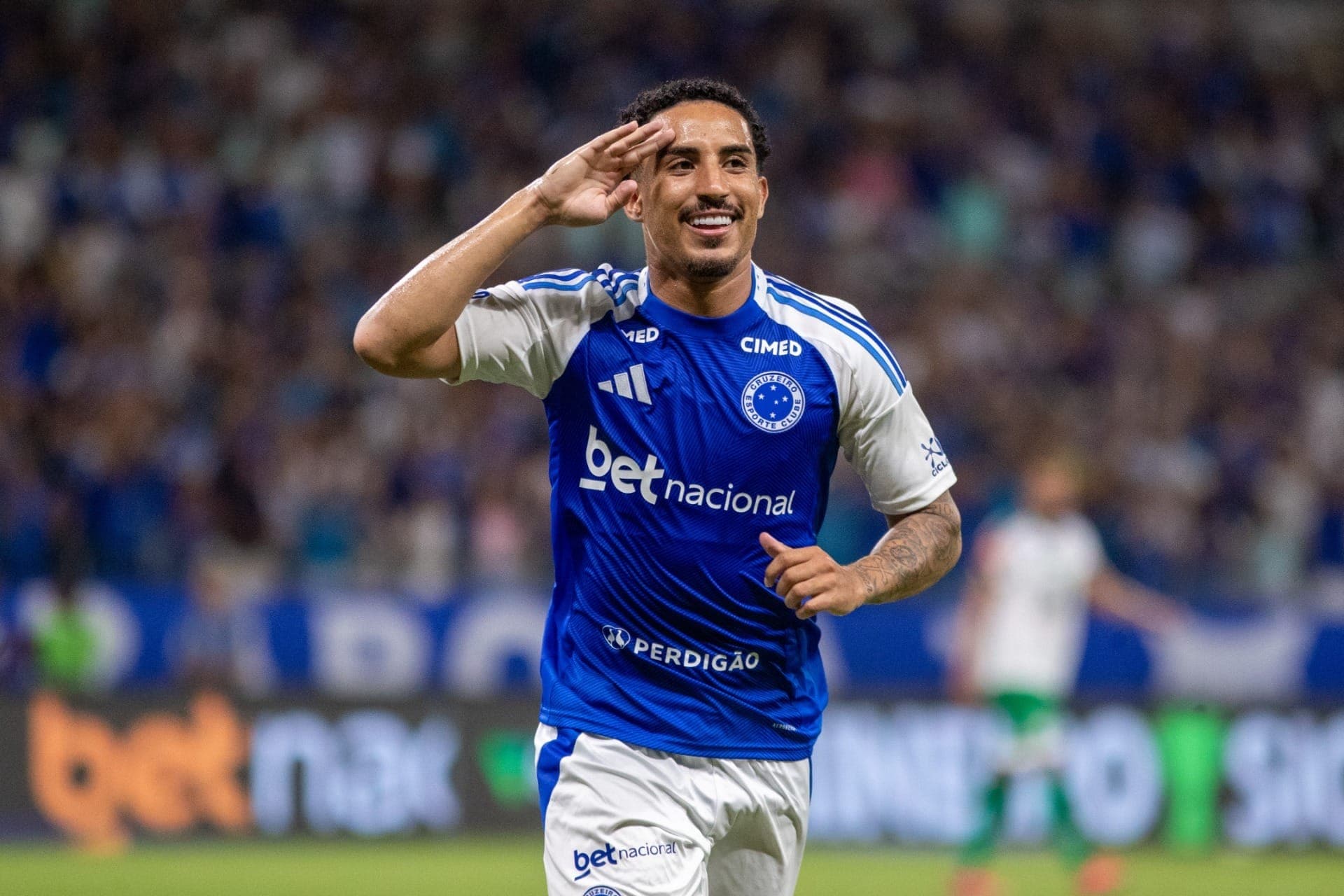Cristian, do Cruzeiro, comemora seu gol durante partida contra o Uberlândia