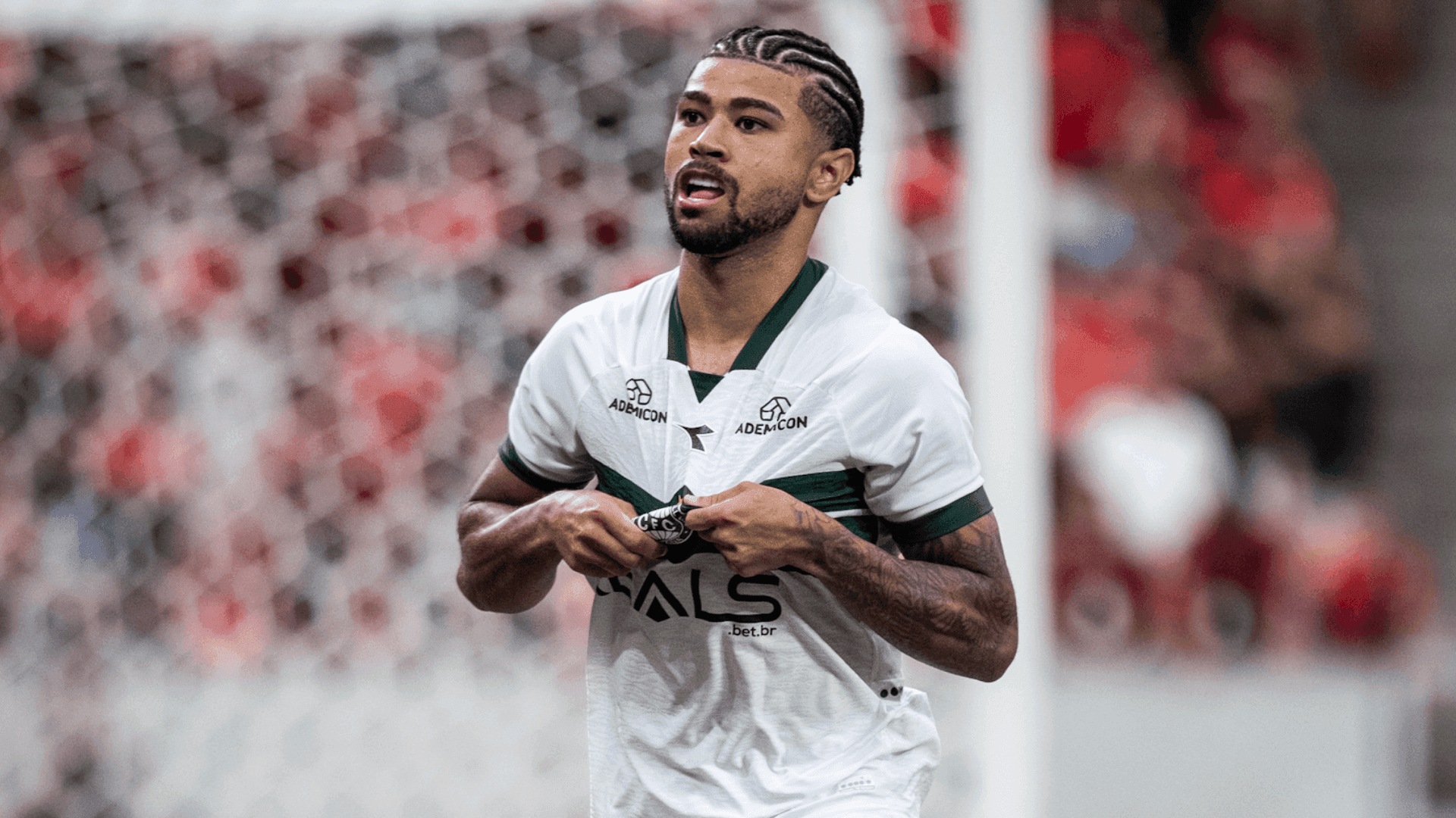 Gol de Lucas Ronier decide o Atletiba, marca estreia dos titulares do Furacão e garante liderança provisória ao Coxa