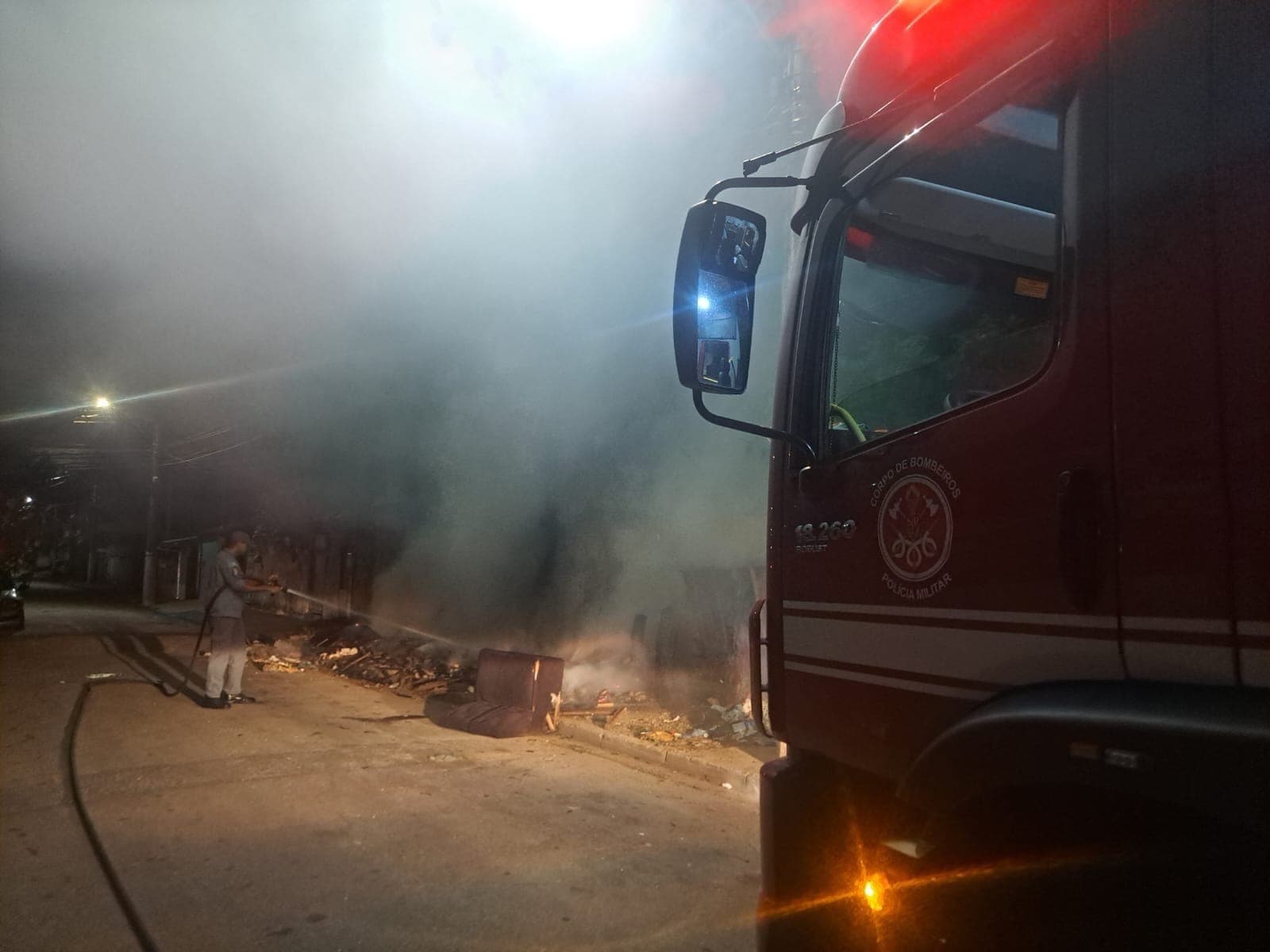 Incêndio em lixo é controlado por bombeiros em Caraguatatuba