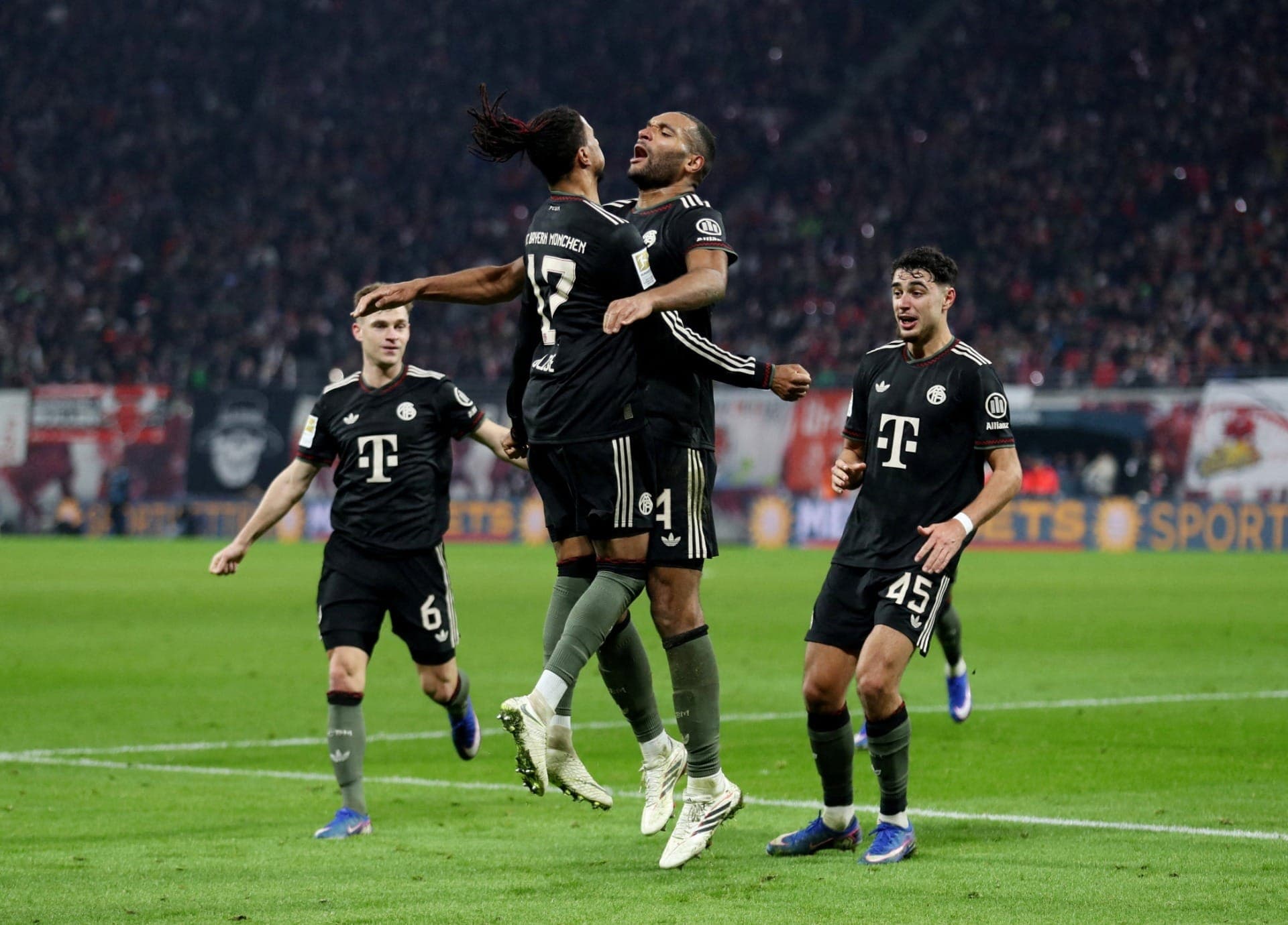 Jonathan Tah, do Bayern de Munique, comemora o terceiro gol da equipe com seus companheiros