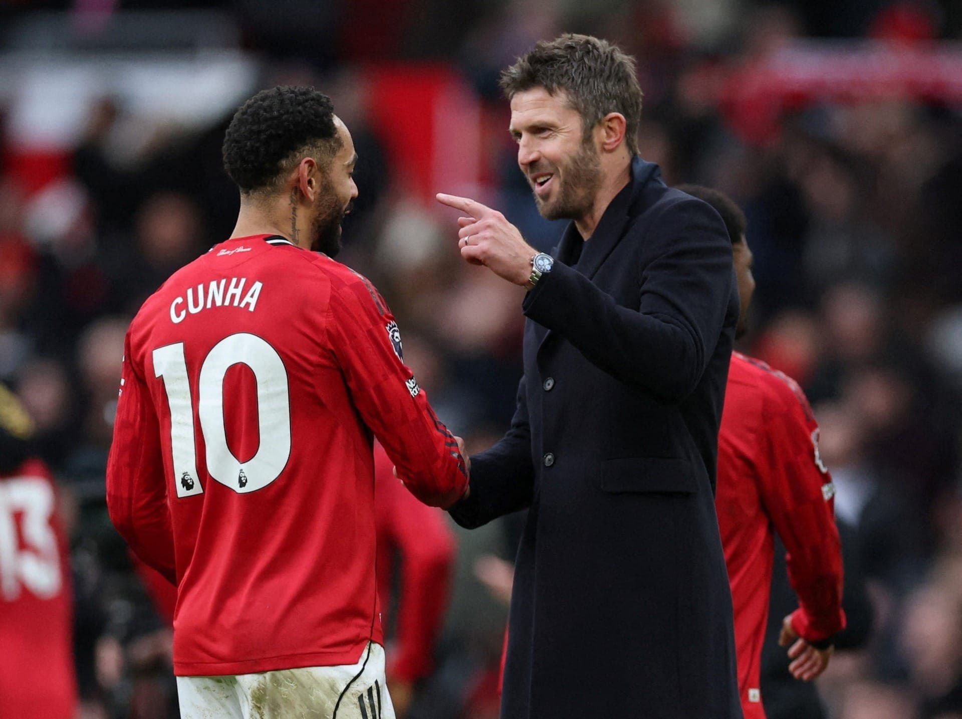 Michael Carrick e Matheus Cunha celebrando a vitória contra o Manchester City