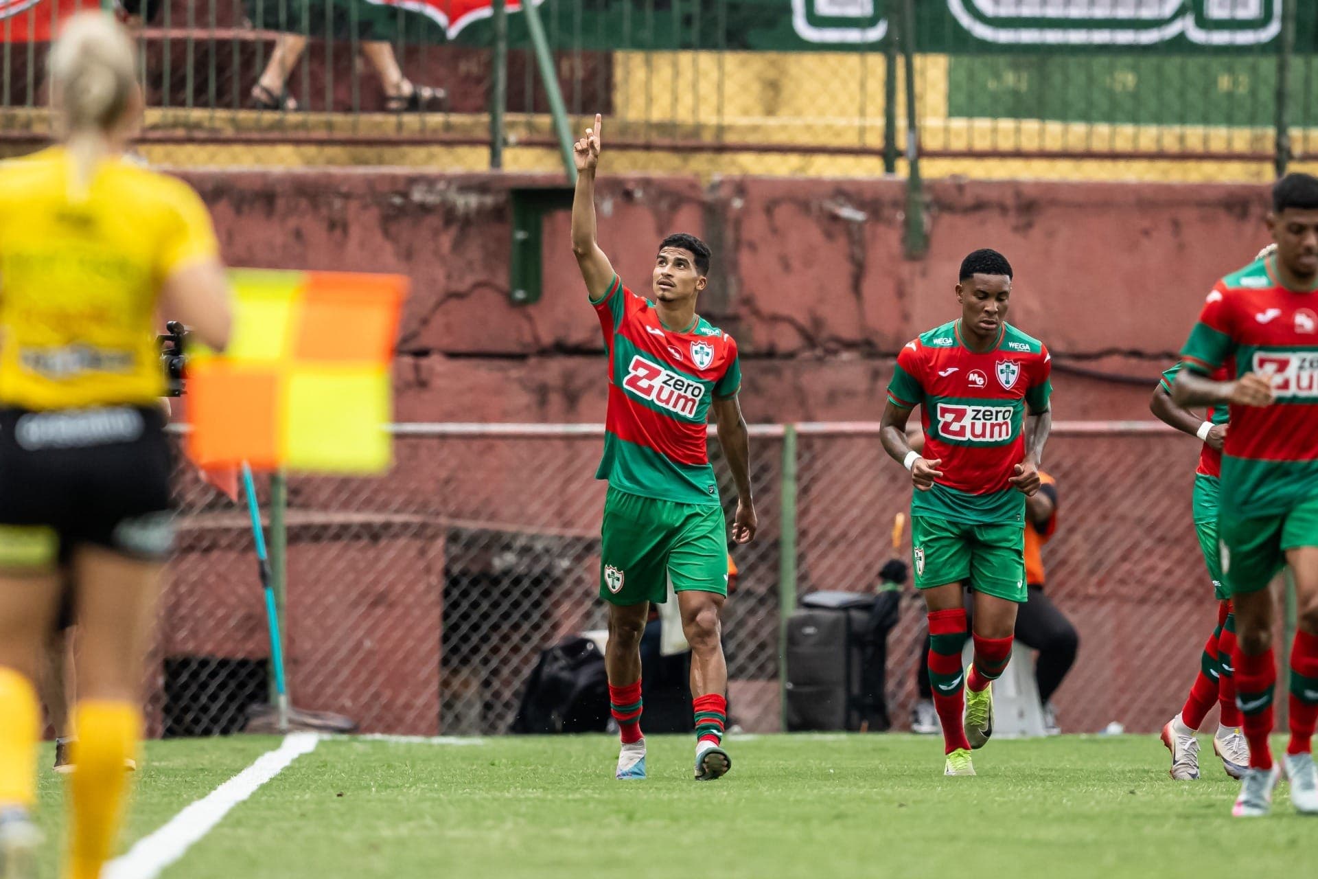 Potuguesa comemora gol feito pelo atacante Renê contra o Velo Clube