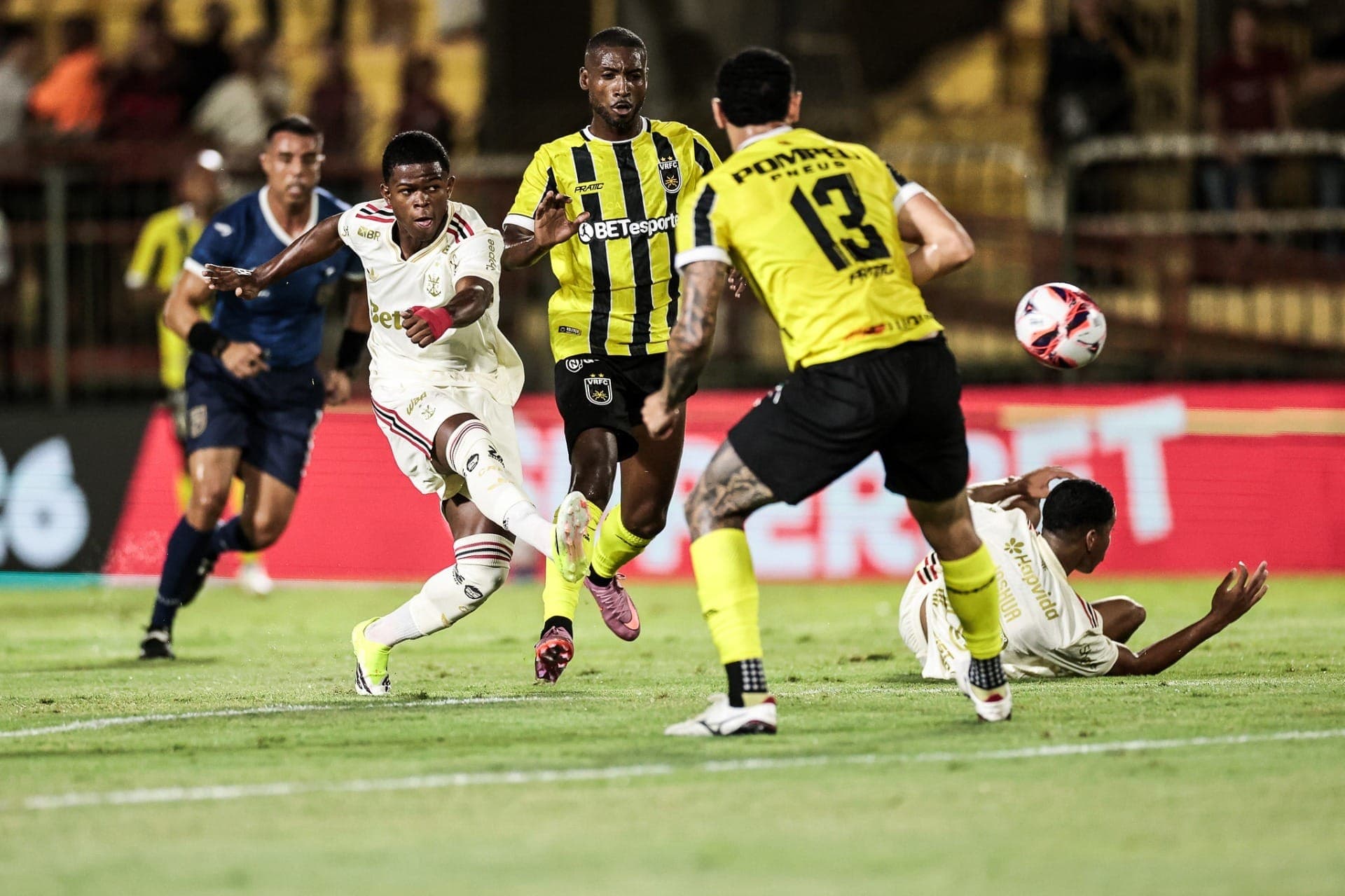 Volta Redonda não tomou conhecimento do Flamengo e venceu por 3 a 0